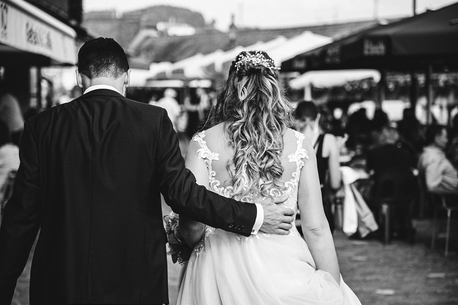 Brautpaar in der Altstadt Schwarzweiss authentische Hochzeitsreportage im Reportagestil Hochzeitsfotograf Schweiz Fotoatelier Mariano