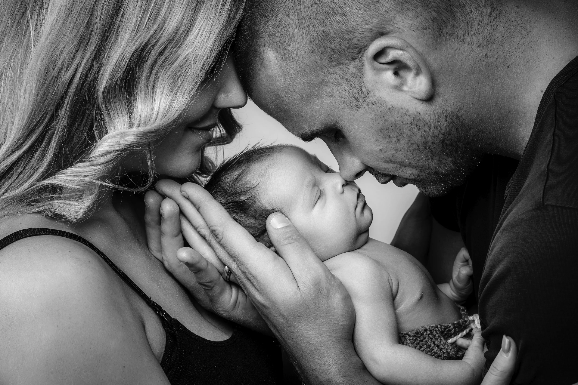 Professionelles Newborn Shooting Baby mit Eltern Schwarzweiss – Fotoatelier Mariano Immensee Zentralschweiz