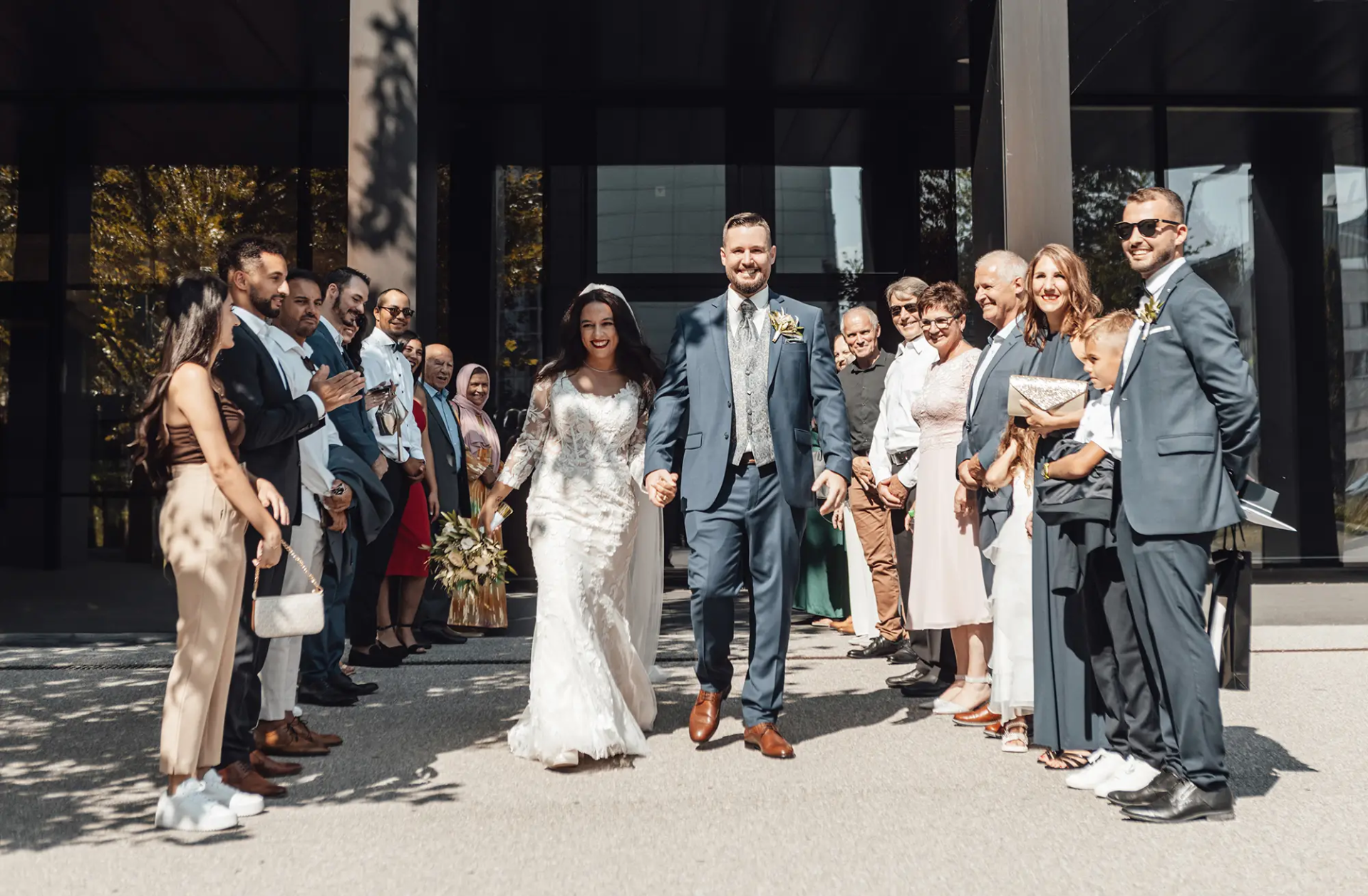 Hochzeit Park Tower Zug Auszug des Brautpaars mit Gästen – Fotoatelier Mariano