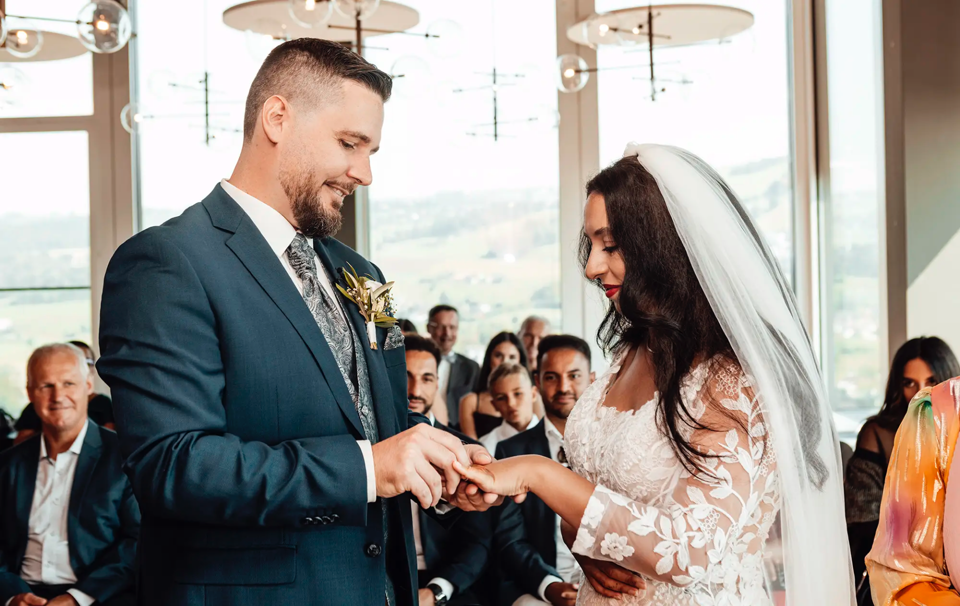 Hochzeit Park Tower Zug Ringtausch bei der Trauung mit Panoramablick – Fotoatelier Mariano