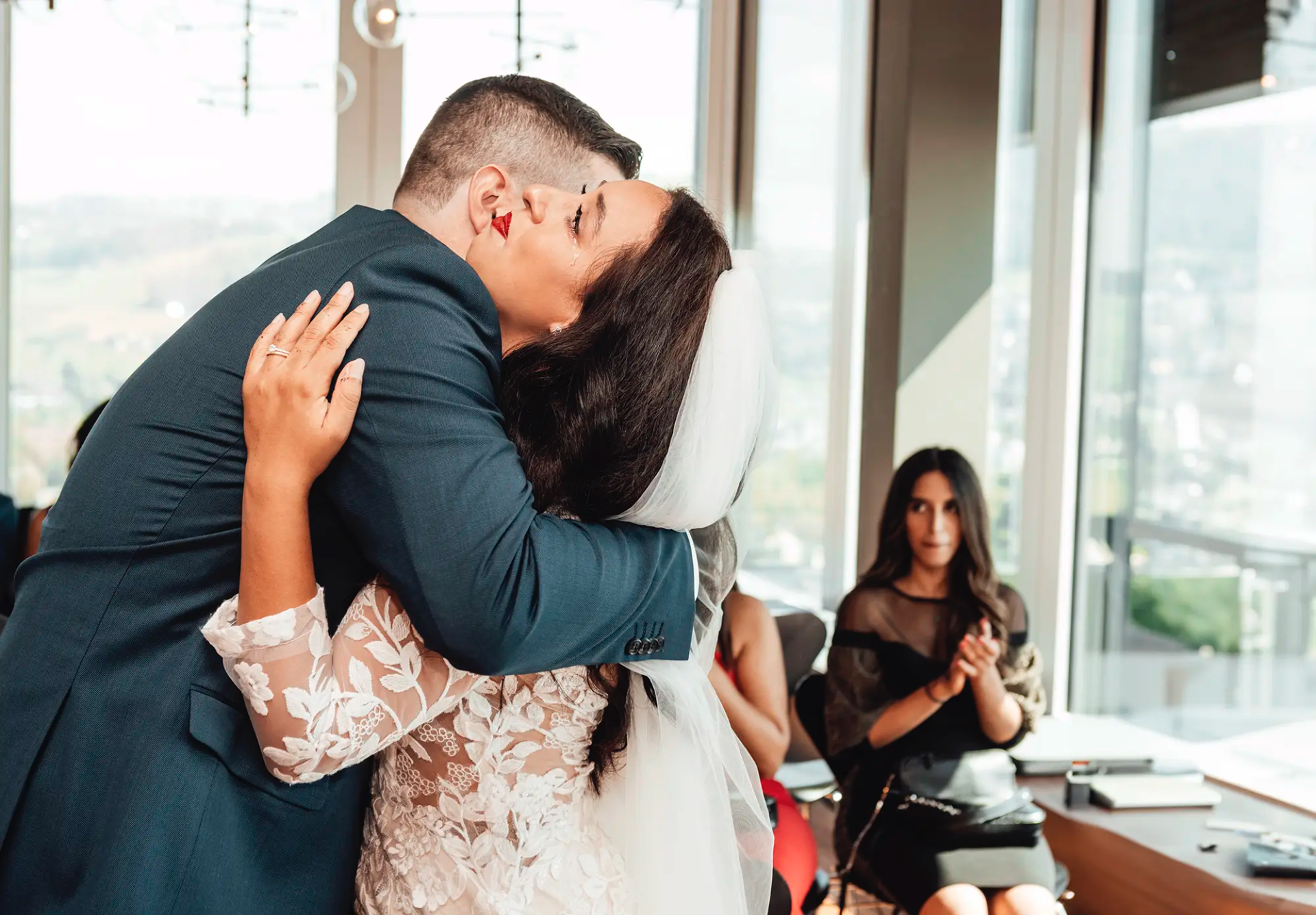 Hochzeit Park Tower Zug emotionaler Moment während der Trauung – Fotoatelier Mariano