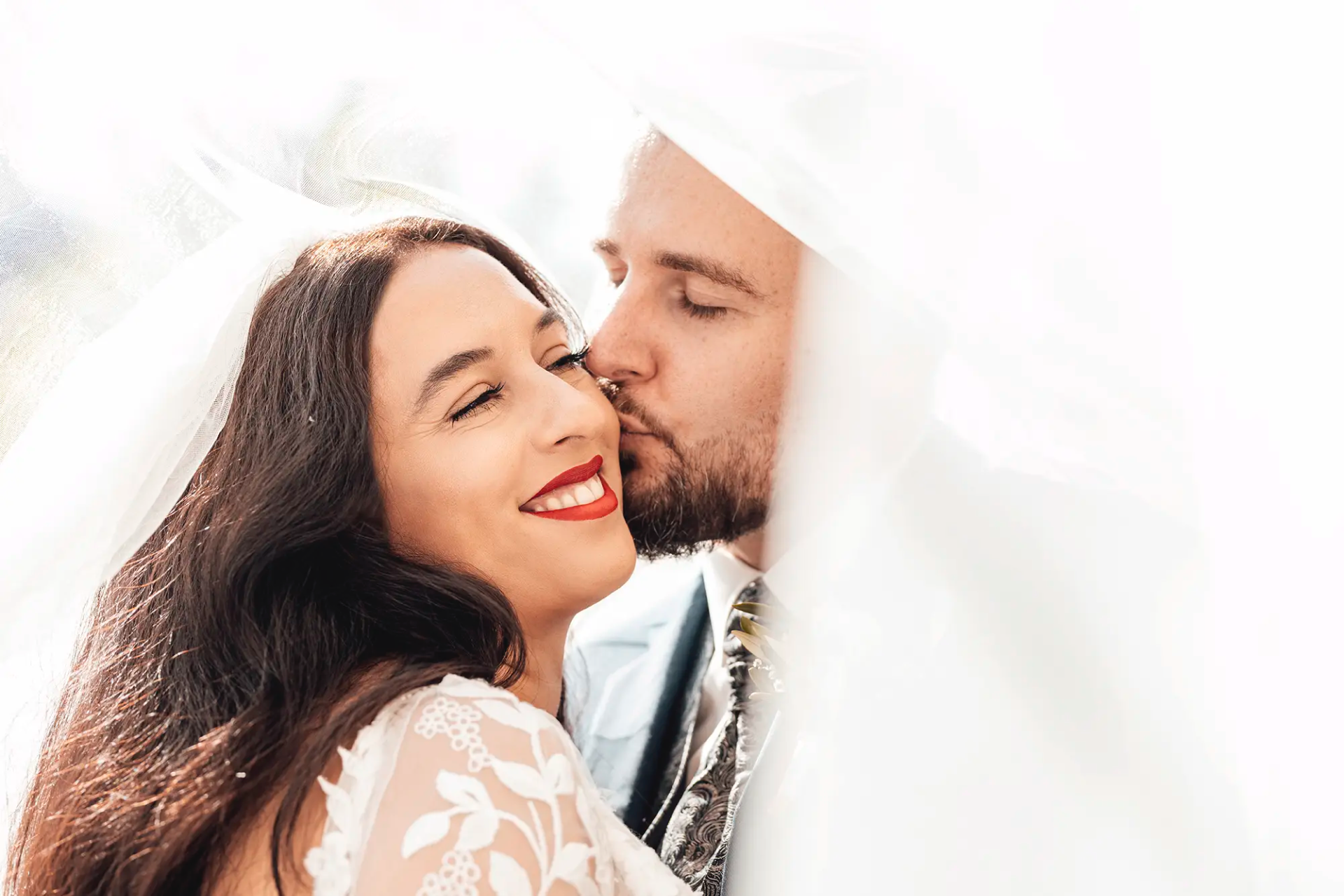 Hochzeit Park Tower Zug Brautpaar unter dem Schleier romantisches Portrait – Fotoatelier Mariano