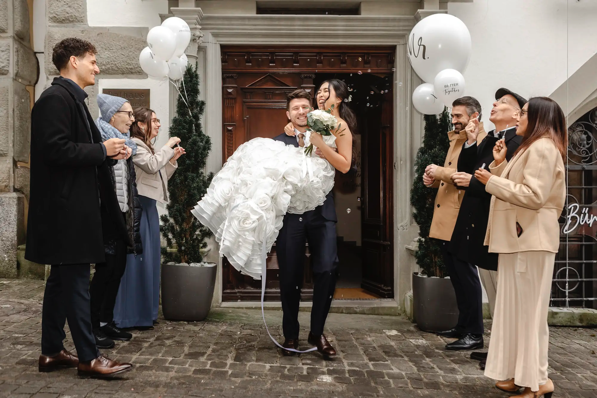 Hochzeit Rathaus Zug Auszug des Brautpaars nach der Trauung mit Gästen und Ballons – Fotoatelier Mariano