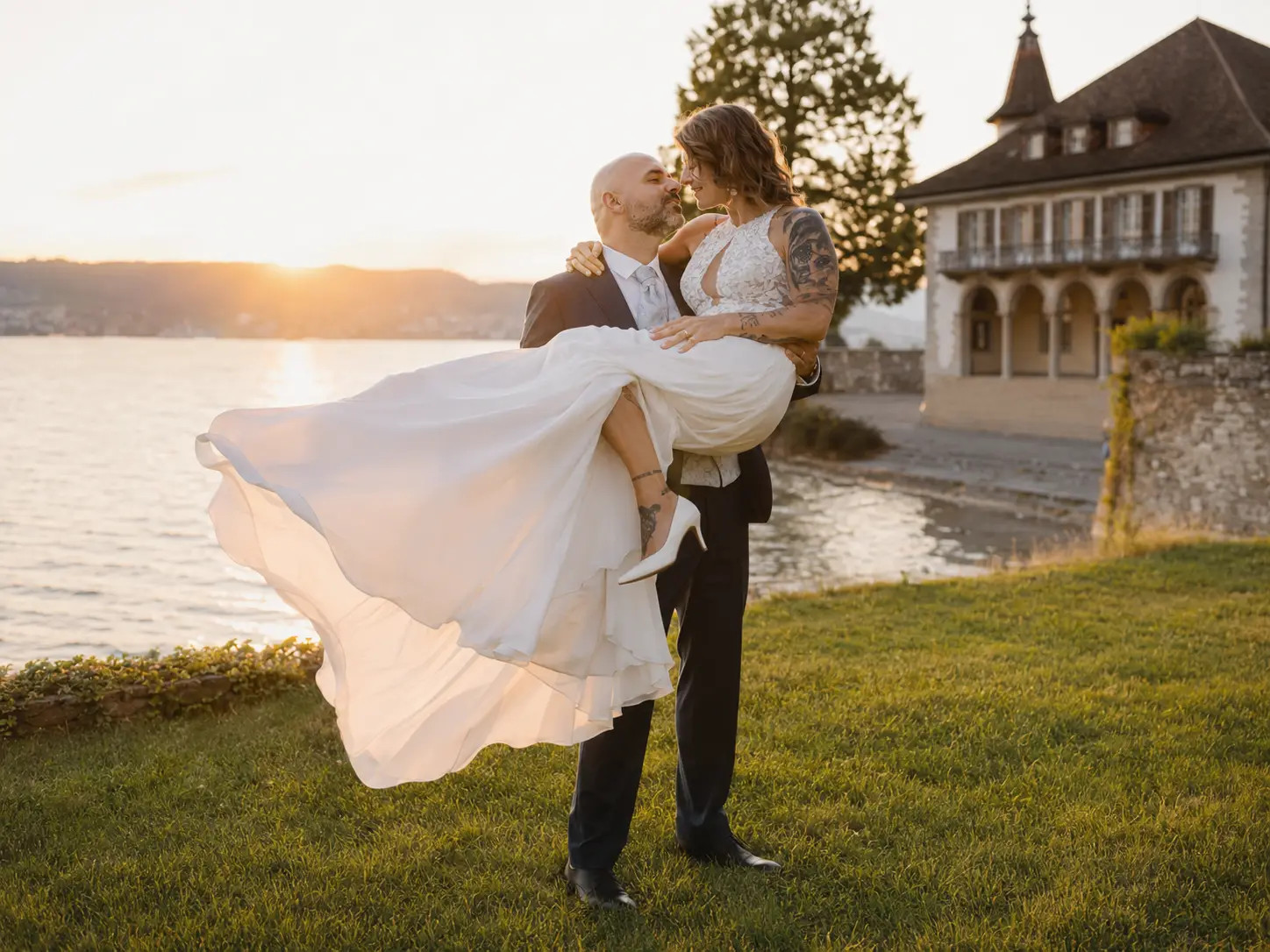 Dilara und Roberto beim Schloss Au am Zürichsee bei Sonnenuntergang Roberto hebt Dilara hoch – Hochzeitsreportage Fotoatelier Mariano