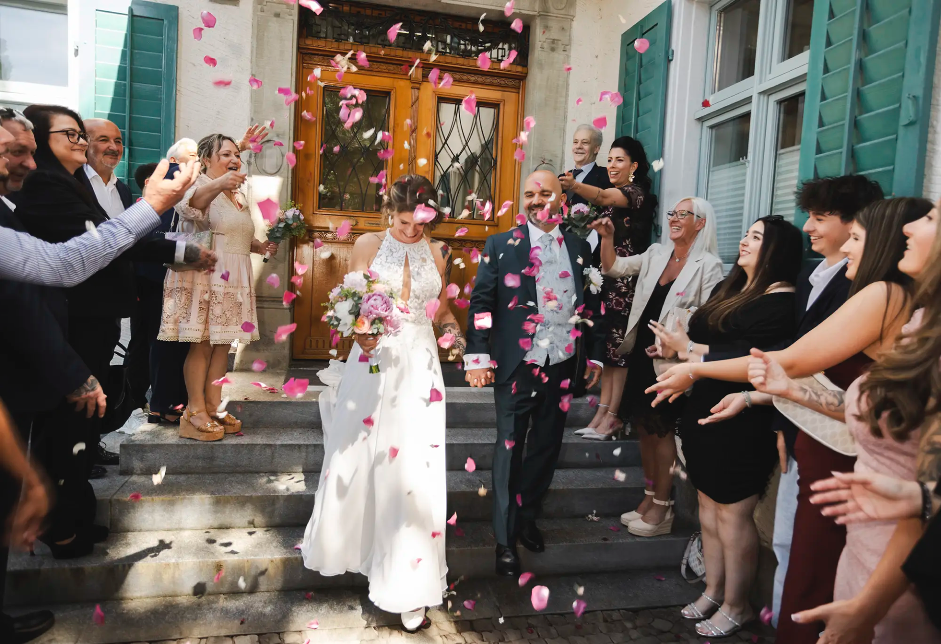 Hochzeit Dilara und Roberto Auszug aus dem Standesamt Wädenswil mit Rosenblättern – Fotoatelier Mariano