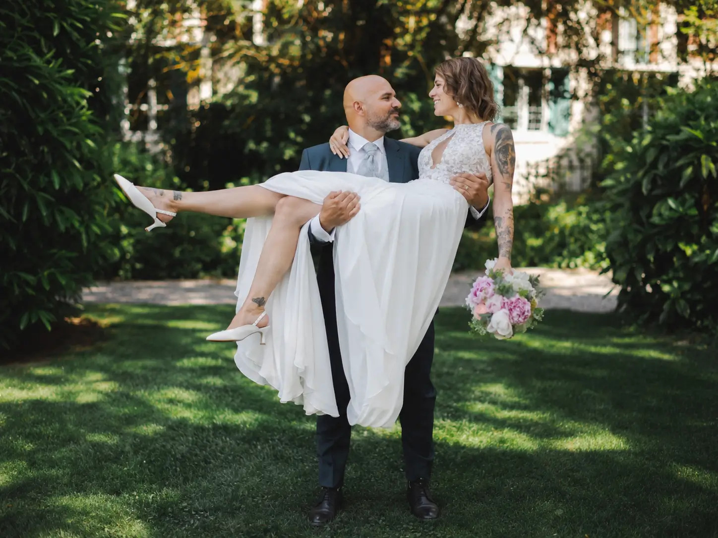 Hochzeit Wädenswil Bräutigam trägt Braut im Park nach der Trauung Fotoreportage – Fotoatelier Mariano