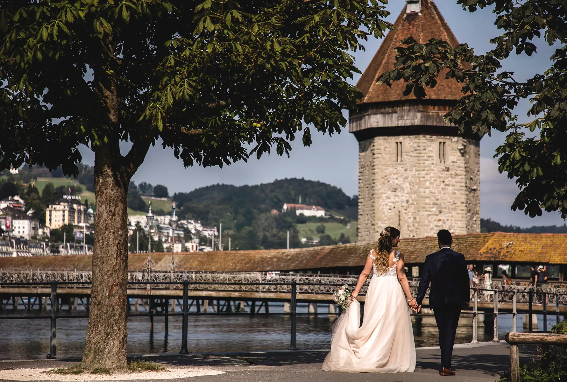 Brautpaar an der Kapellbrücke und Wasserturm in Luzern Hochzeitsfotograf Luzern Zentralschweiz Fotoatelier Mariano