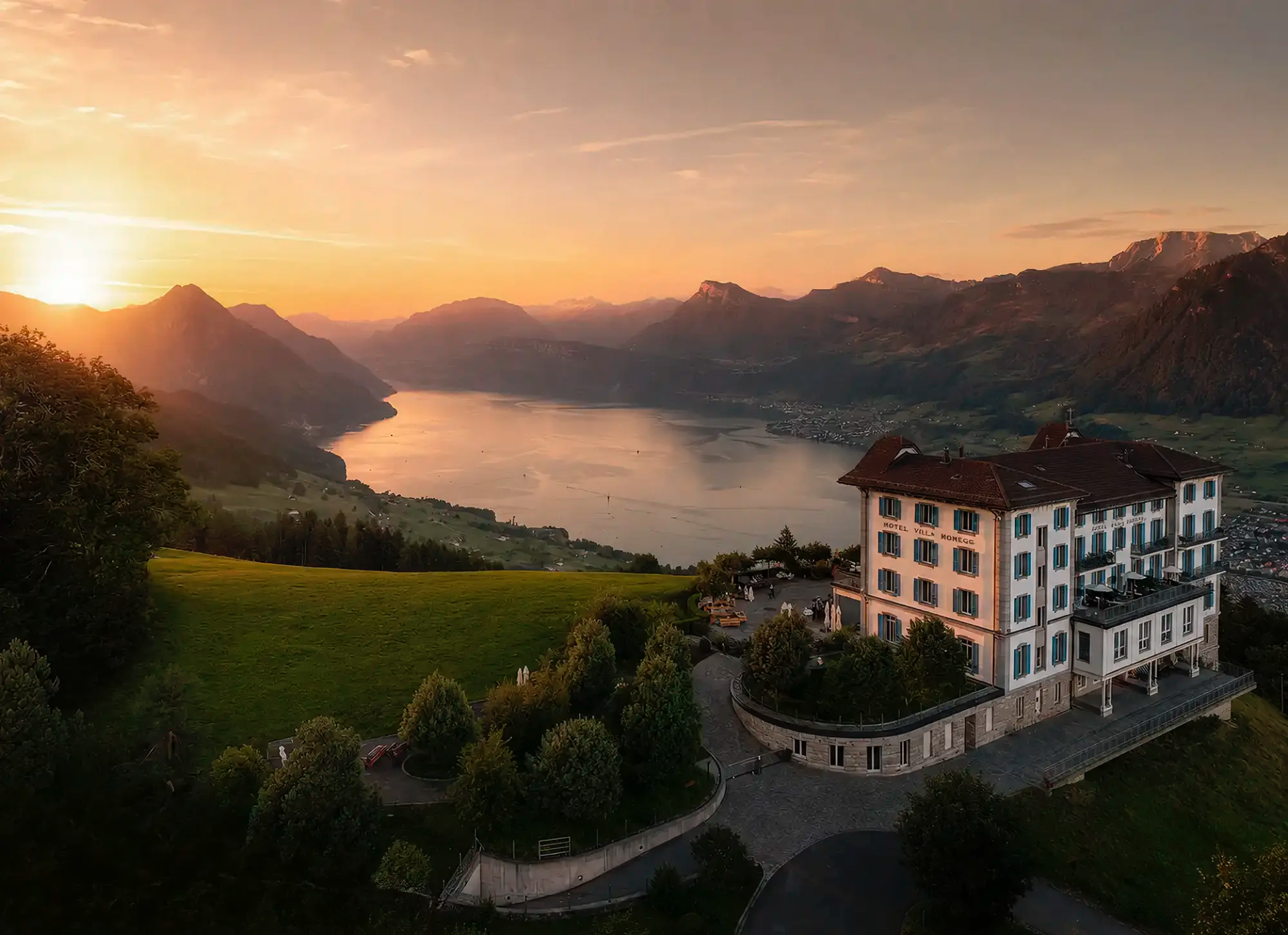 Villa Honegg hoch über dem Vierwaldstättersee bei Sonnenuntergang – exklusive Hochzeitslocation in der Schweiz