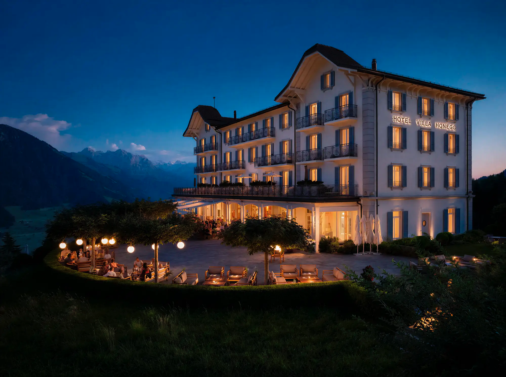 Villa Honegg am Abend mit Blick auf die Alpen – elegante Hochzeitslocation für Fotoreportage und Hochzeitsfilm
