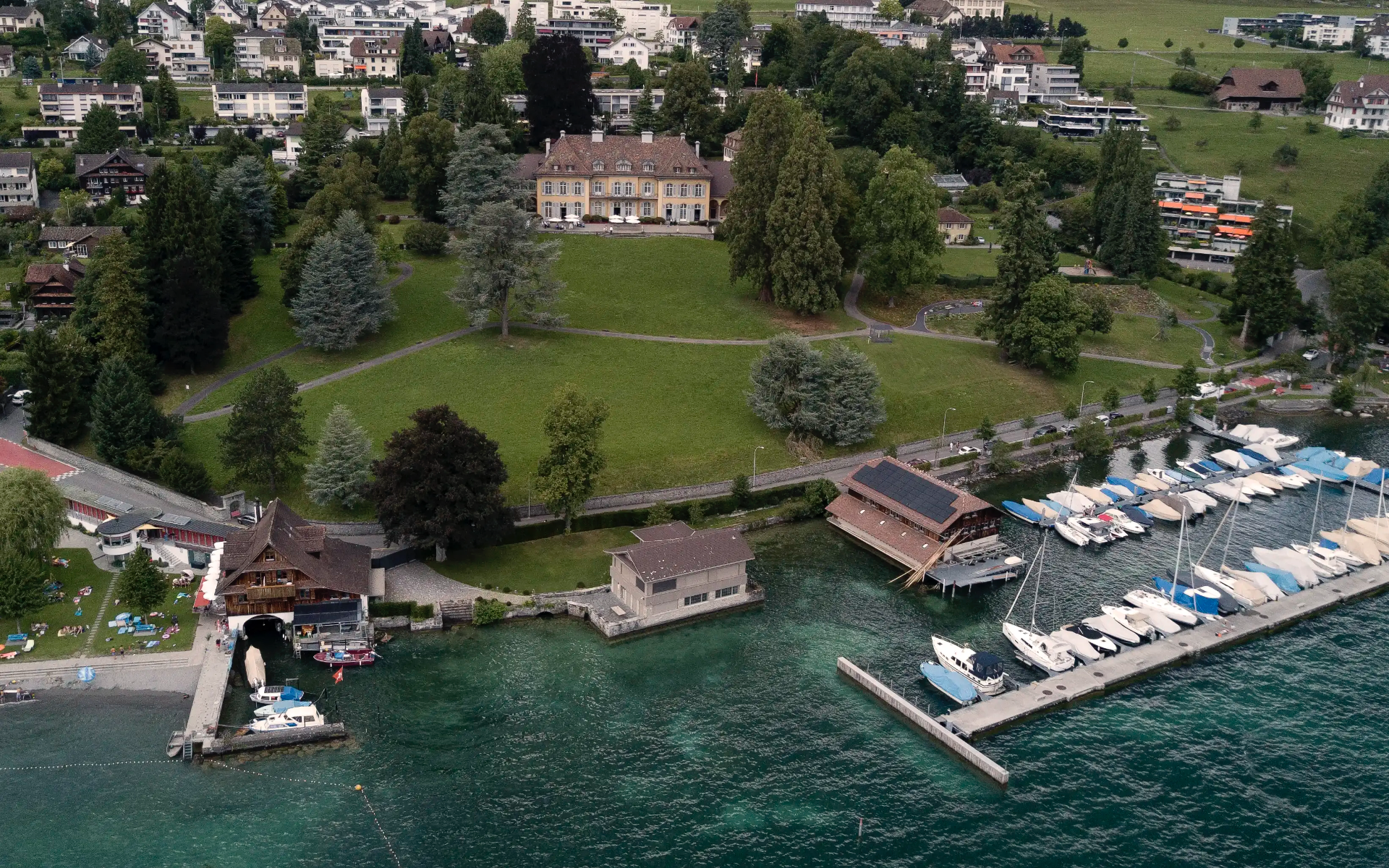 Villa St. Charles Hall Meggen Luftaufnahme mit Park und Vierwaldstättersee historische Hochzeitslocation Luzern Fotoatelier Mariano