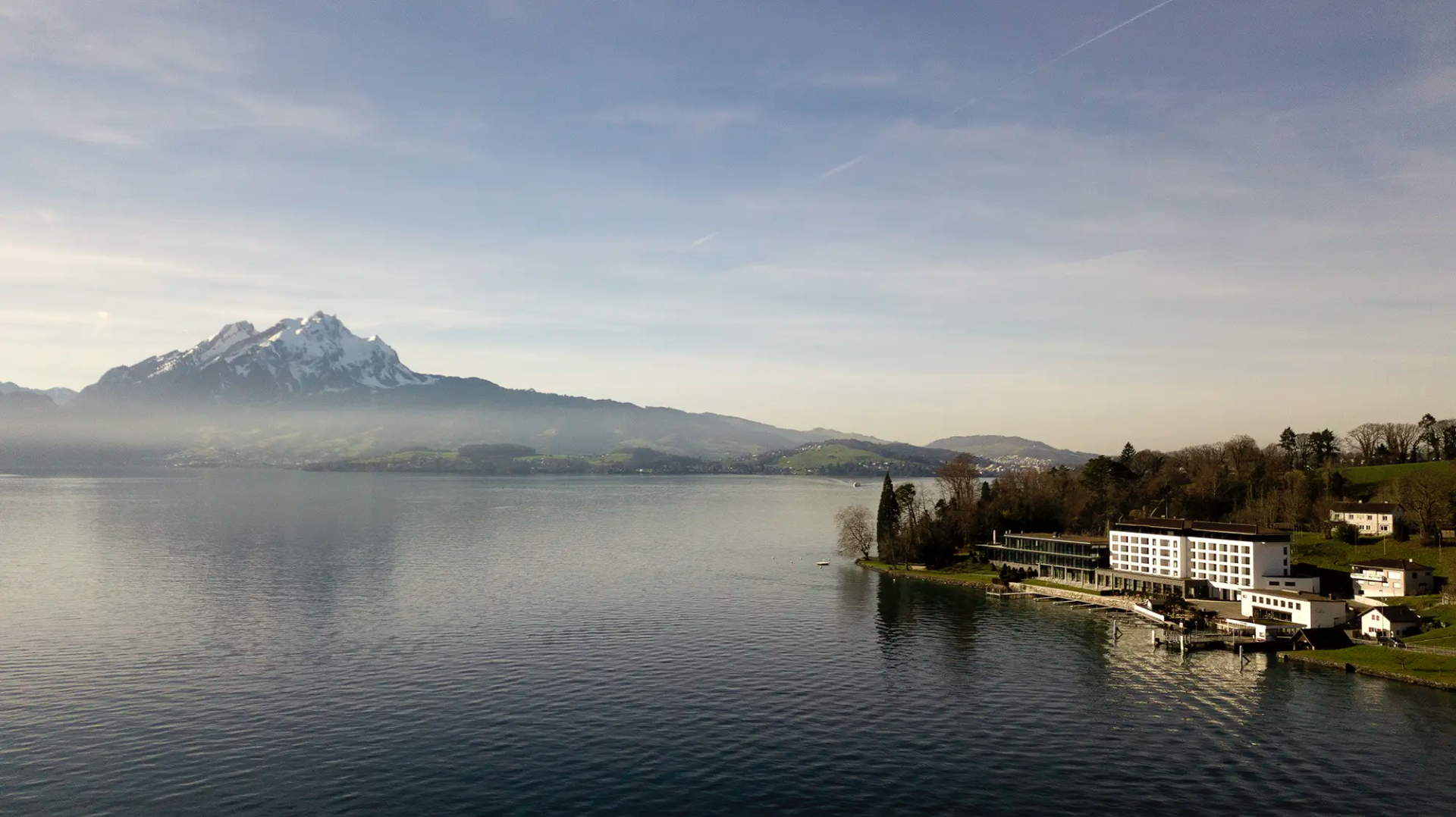 Campus Hertenstein Weggis am Vierwaldstättersee mit Blick auf den Pilatus moderne Hochzeitslocation Luzern Fotoatelier Mariano