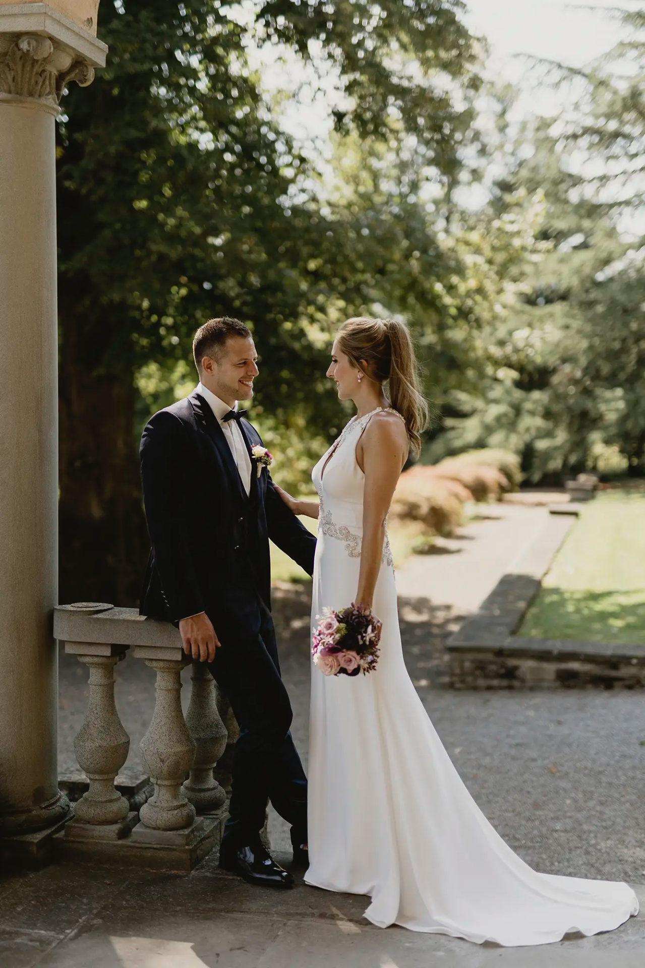 Brautpaar unter den Säulen der Villa St. Charles Hall Meggen Hochzeitsreportage am Vierwaldstättersee Fotoatelier Mariano