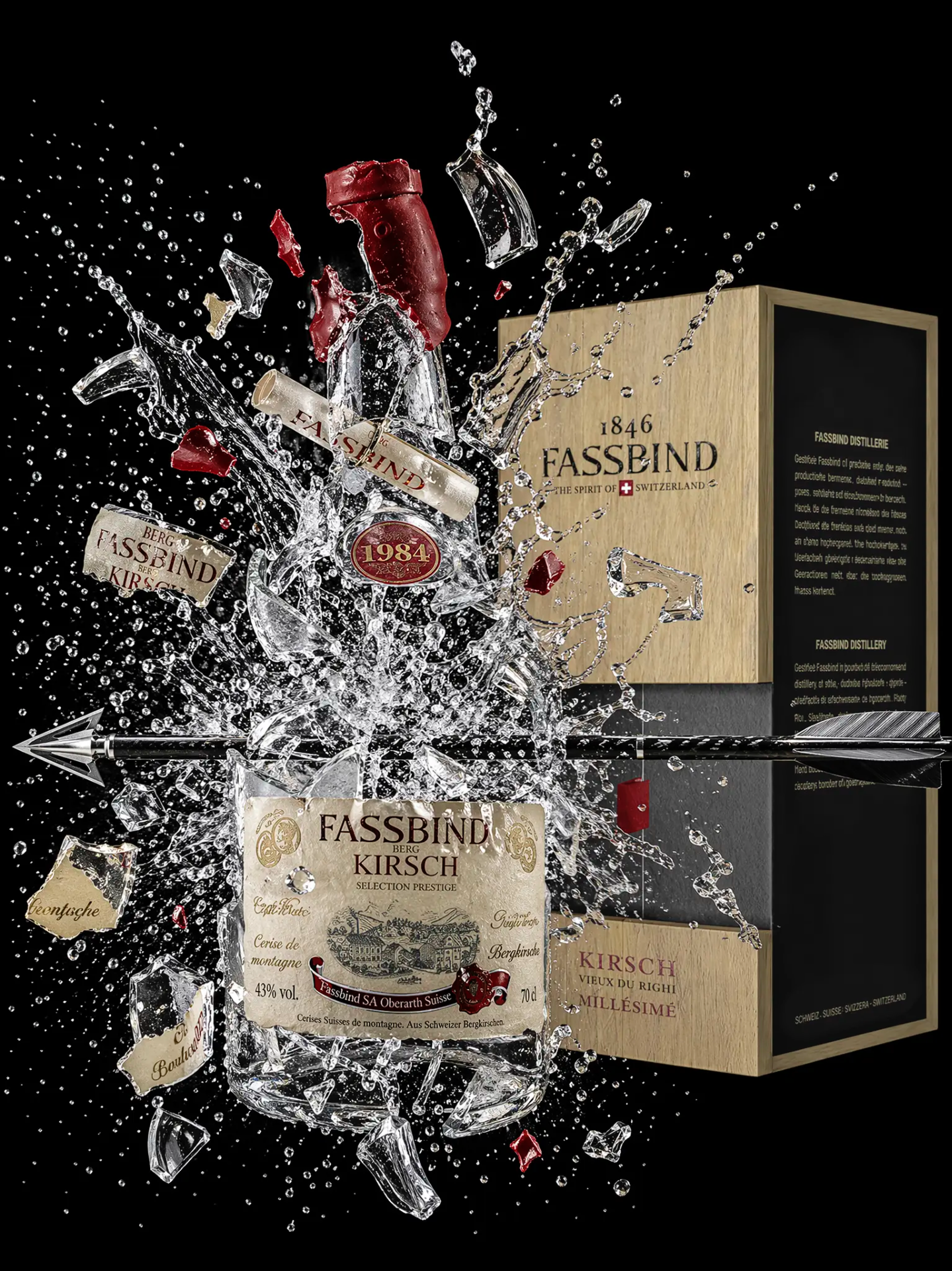 Fassbind Berg Kirsch Flasche mit spektakulärem Wassersplash und Glassplittern in kreativer Produktfotografie.