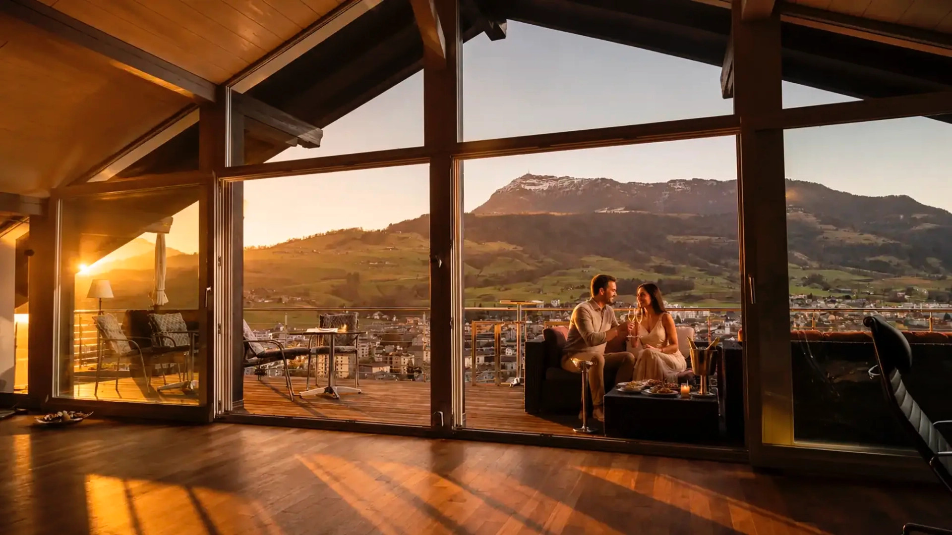 Blick auf die Rigi und den Vierwaldstättersee bei Sonnenuntergang, Region Immensee Zentralschweiz