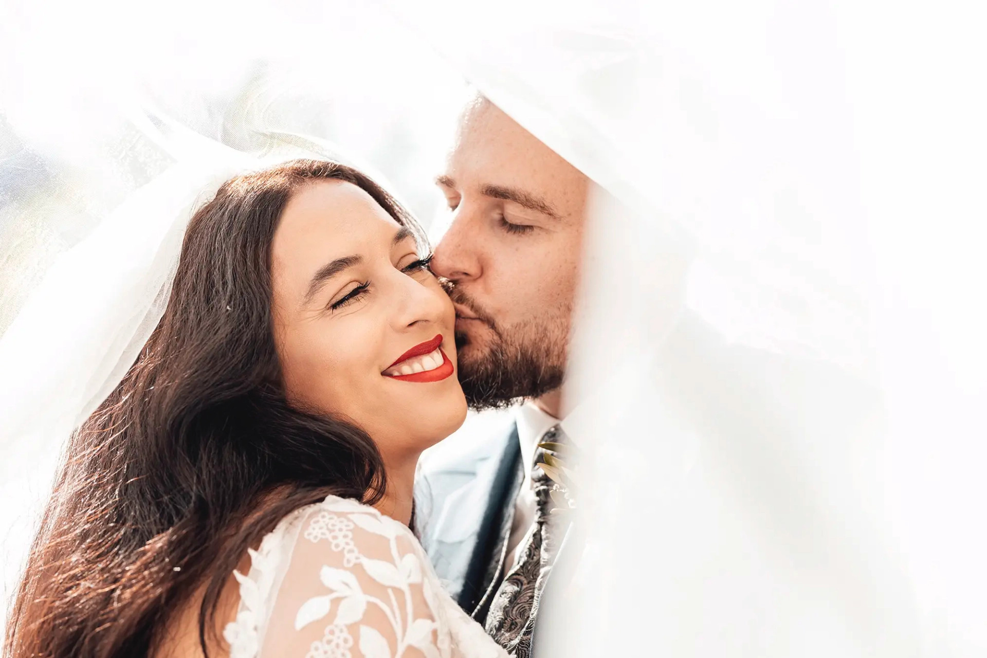 Romantisches Portrait des Brautpaars unter dem Schleier nach der Hochzeit im Park Tower Zug – Fotoatelier Mariano