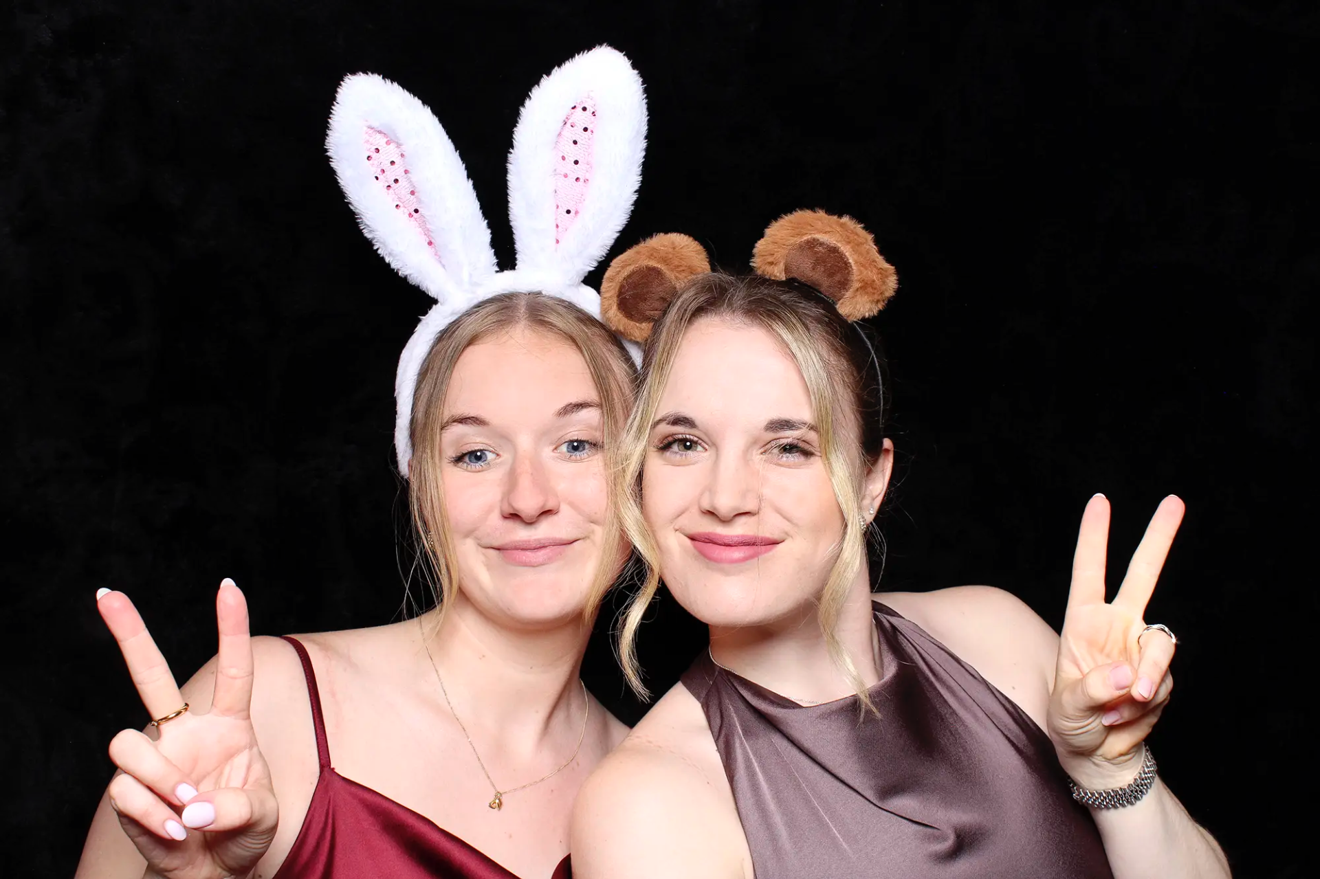 Fotobox für Hochzeiten in Luzern mit Gästen und lustigen Accessoires – Selfiebox von Fotoatelier Mariano