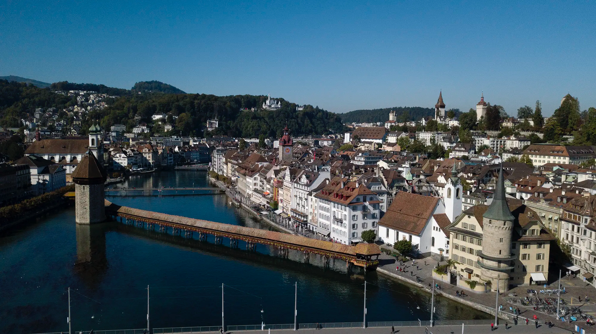 Altstadt von Luzern mit Kapellbrücke und Vierwaldstättersee aus der Luft fotografiert