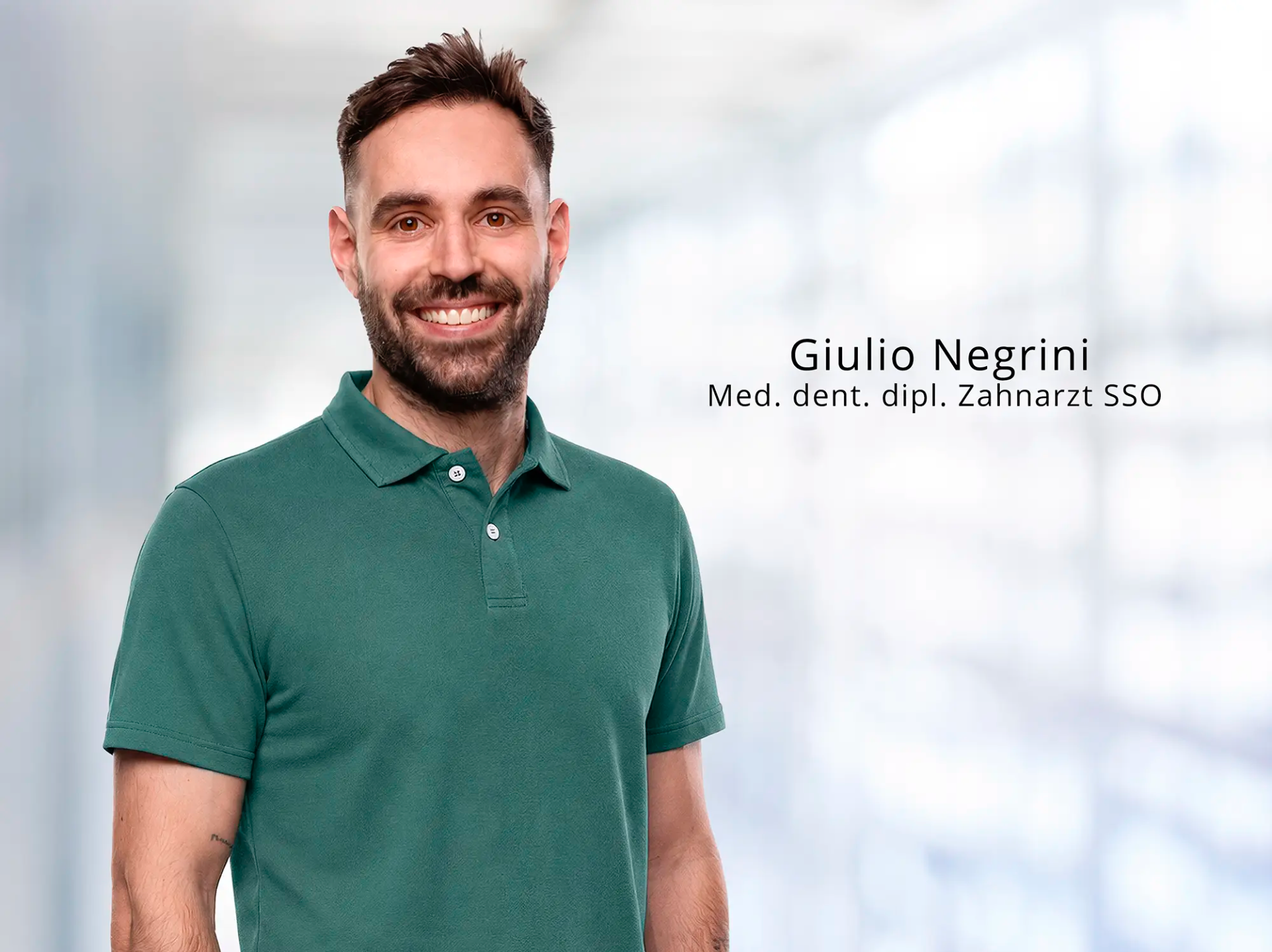 Professionelles Einzelportrait Zahnarzt Giulio Negrini für Zahnarztpraxis Boger Larsen in Küssnacht am Rigi