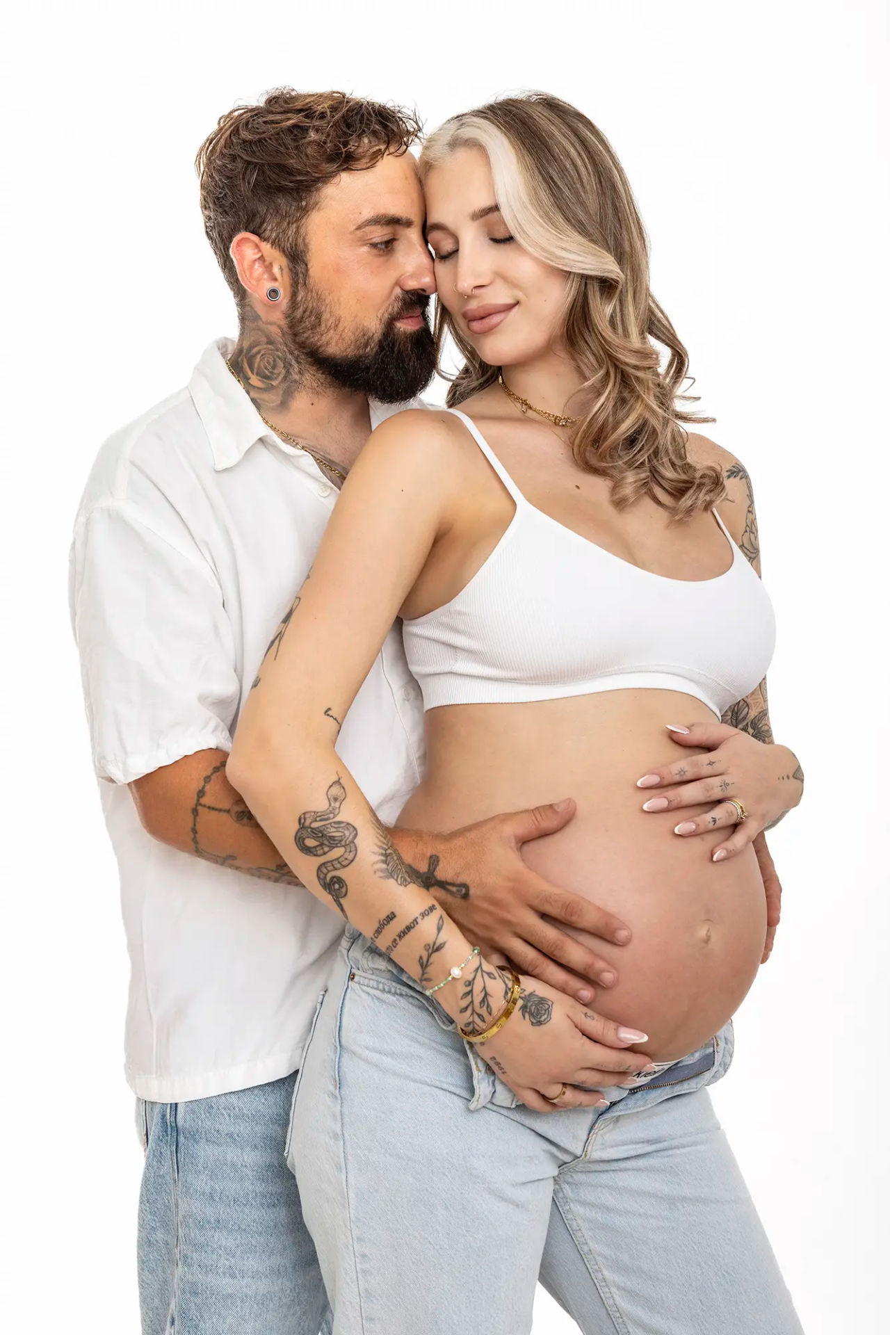 Schwangerschafts-Shooting mit werdendem Paar und Babybauch im Fotostudio – Fotoatelier Mariano in Immensee