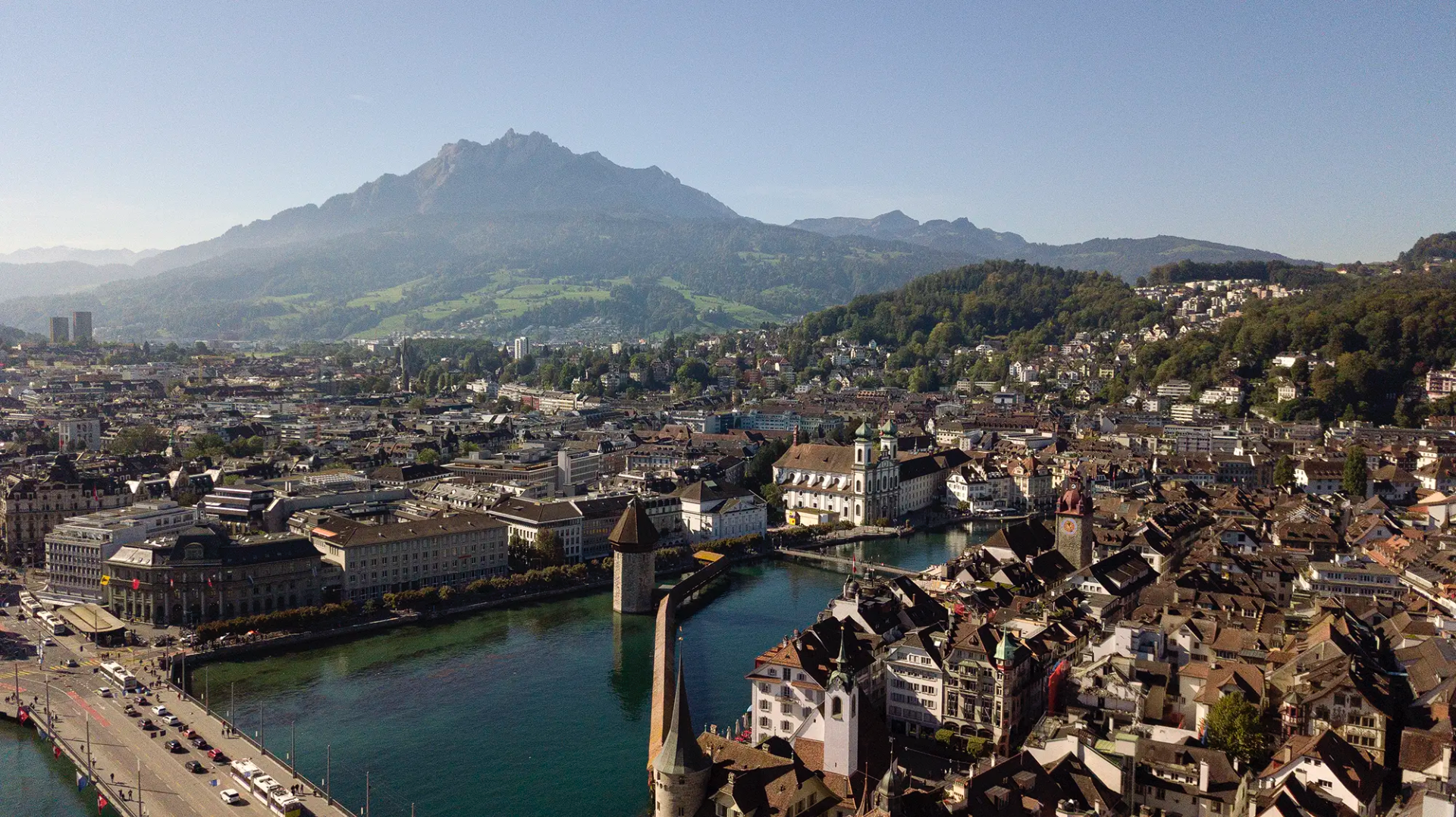 Panoramablick über Luzern, Altstadt und Pilatus für Hochzeitsfotografie in der Zentralschweiz