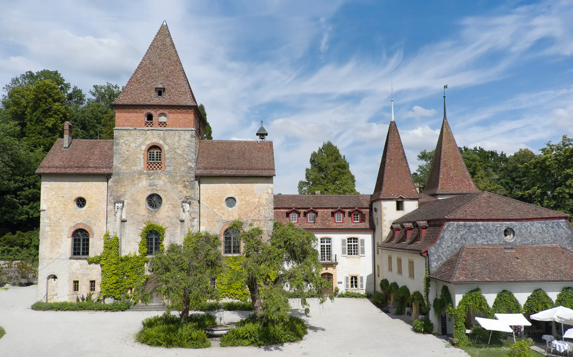 Hochzeitsreportage im Schloss Münchenwiler bei Murten fotografiert von Fotoatelier Mariano