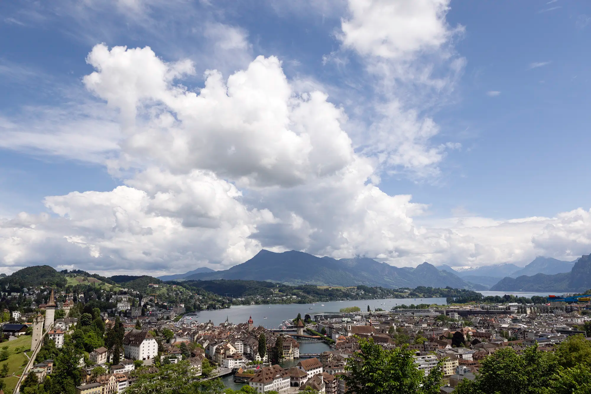 Blick vom Hotel Château Gütsch über Luzern und den Vierwaldstättersee als Kulisse für Hochzeitsfotos