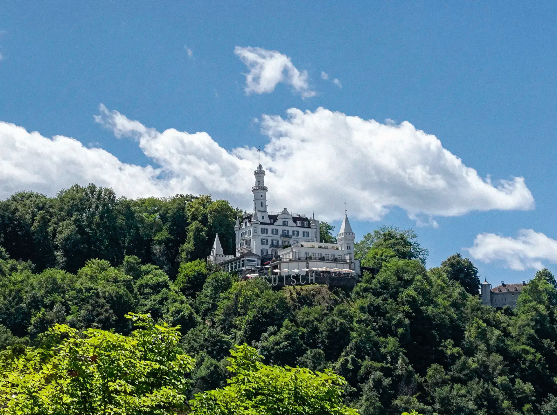 Hotel Château Gütsch Luzern als Hochzeitslocation über der Stadt mit Blick ins Grüne