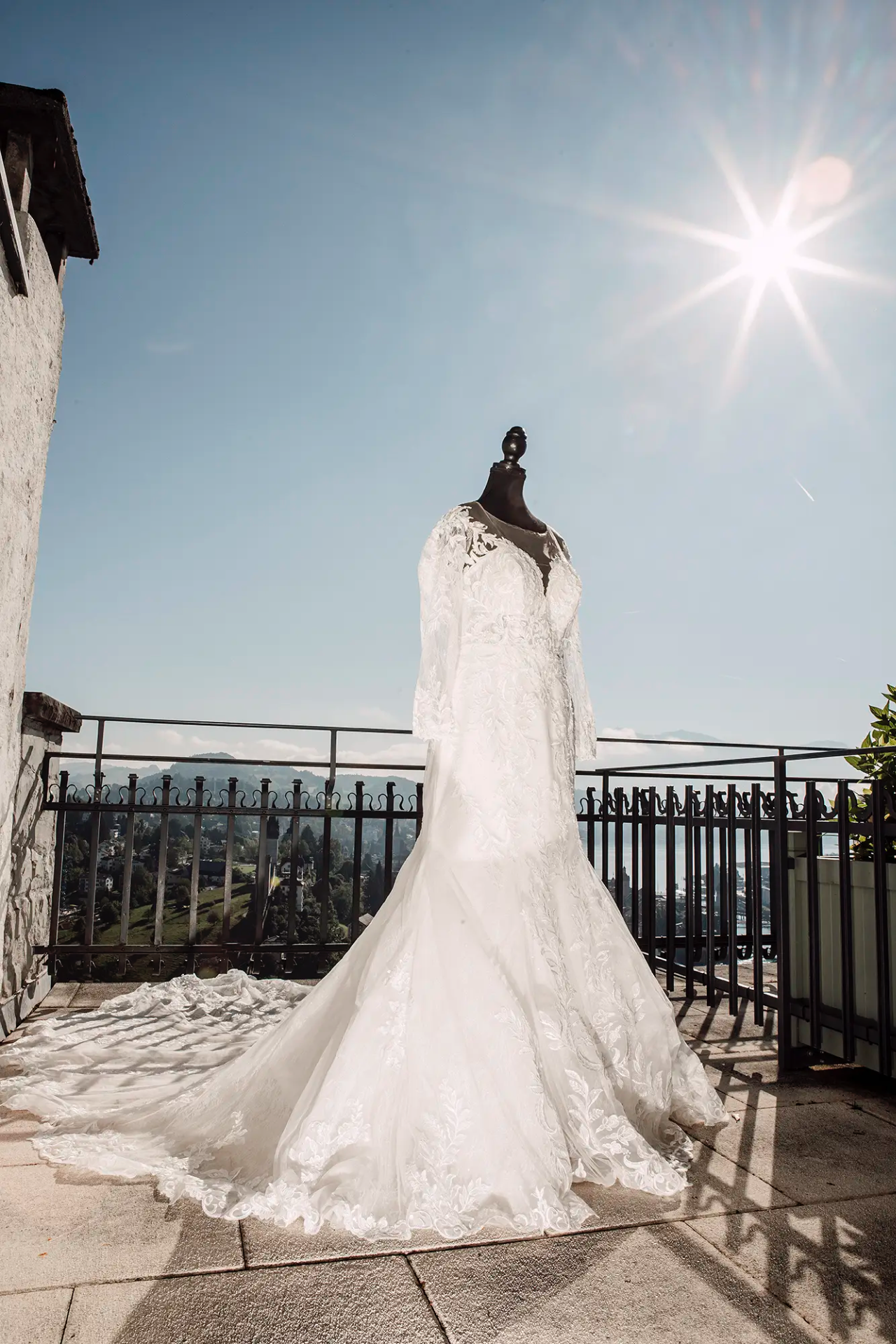 Brautkleid auf der Terrasse des Hotel Château Gütsch mit Blick über Luzern