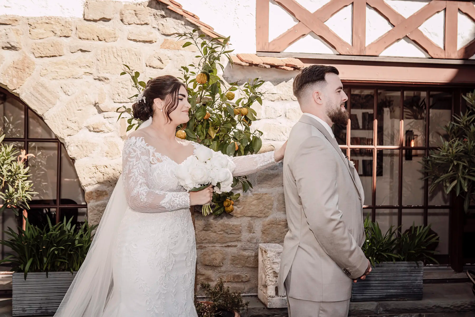 First Look von Braut und Bräutigam im Hotel Château Gütsch Luzern