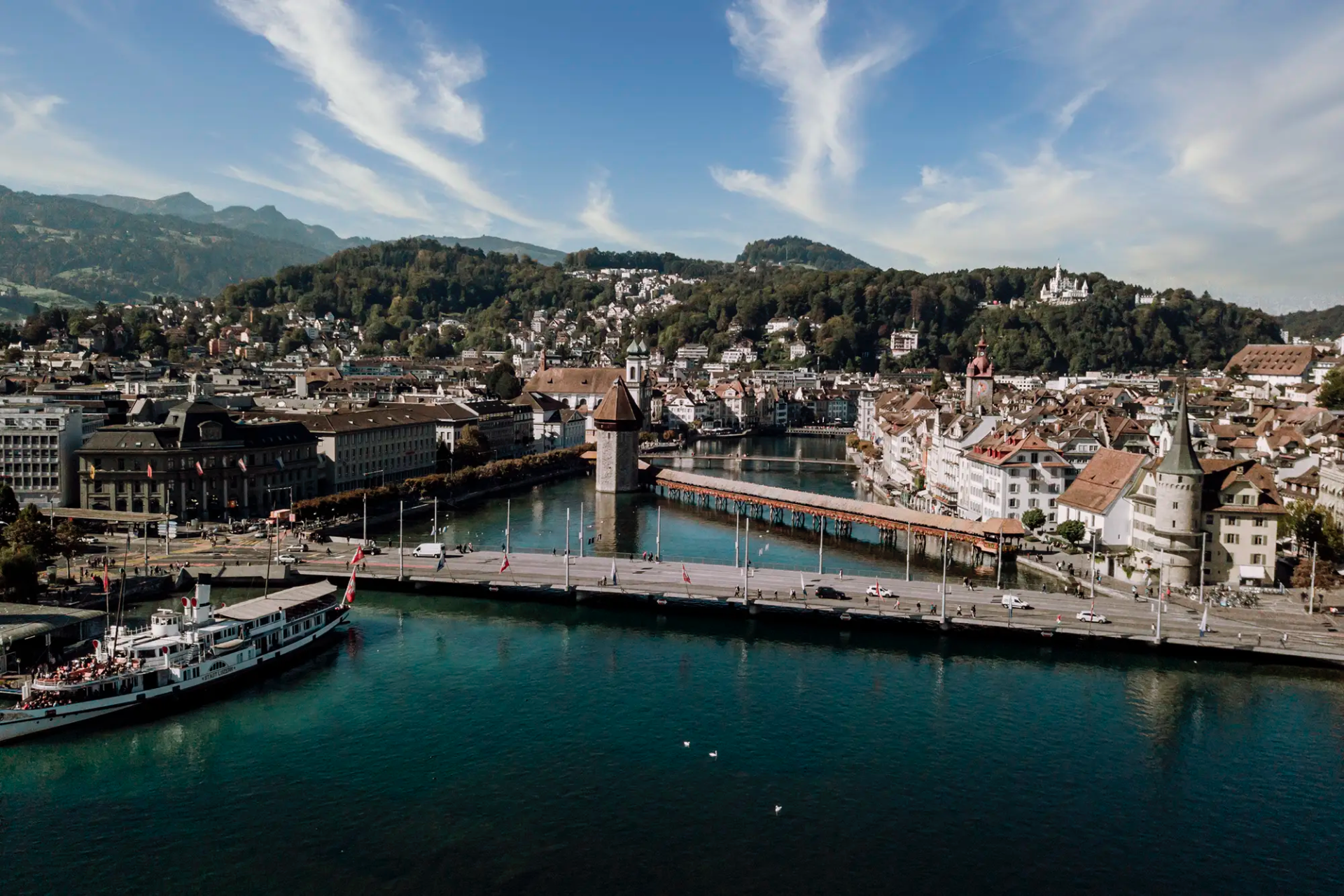 Blick auf Luzern mit Kapellbrücke und Vierwaldstättersee während einer Hochzeitsreportage