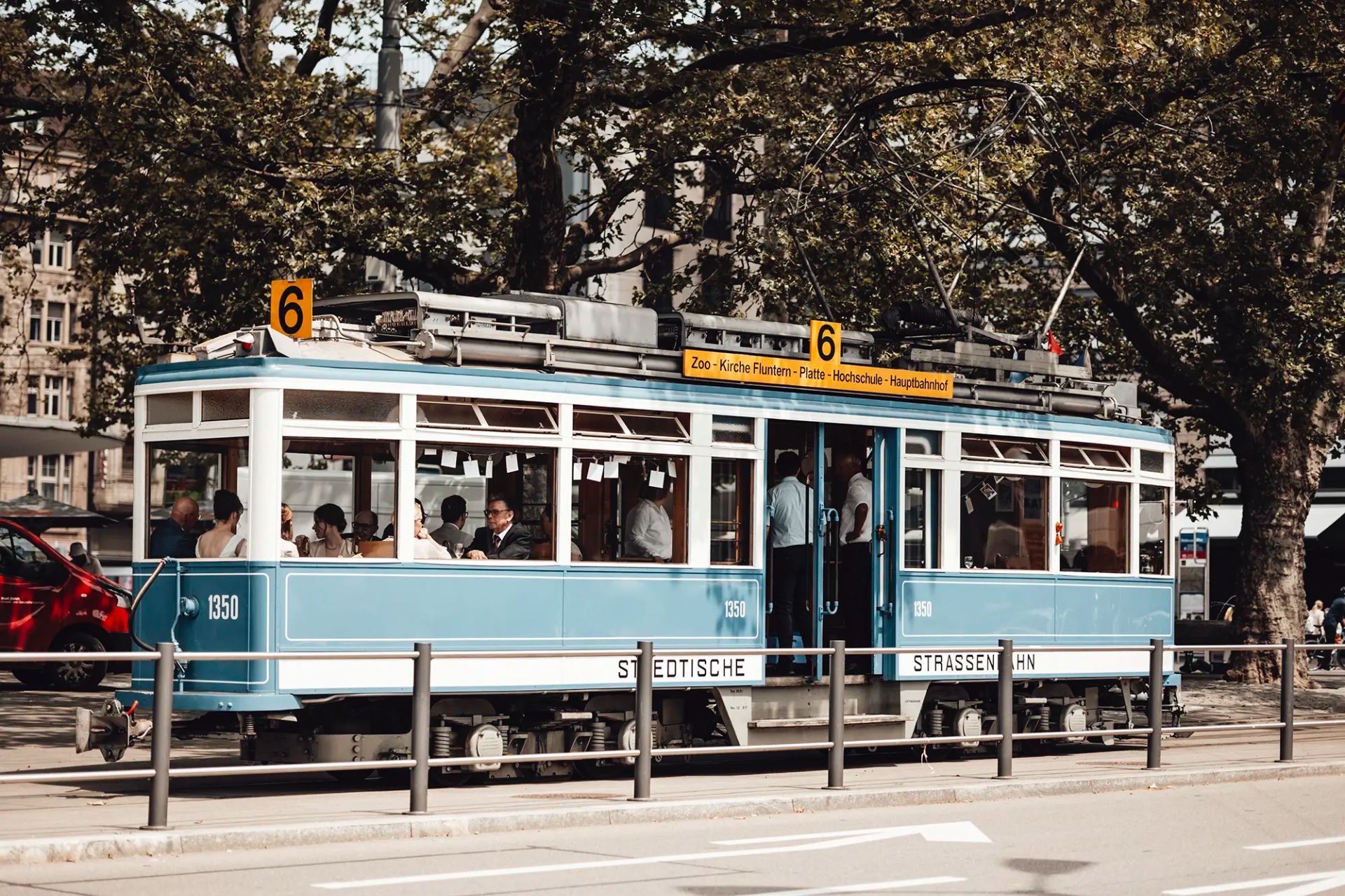 Hochzeitsgesellschaft in einem historischen blauen Tram der Linie 6 in Zürich
