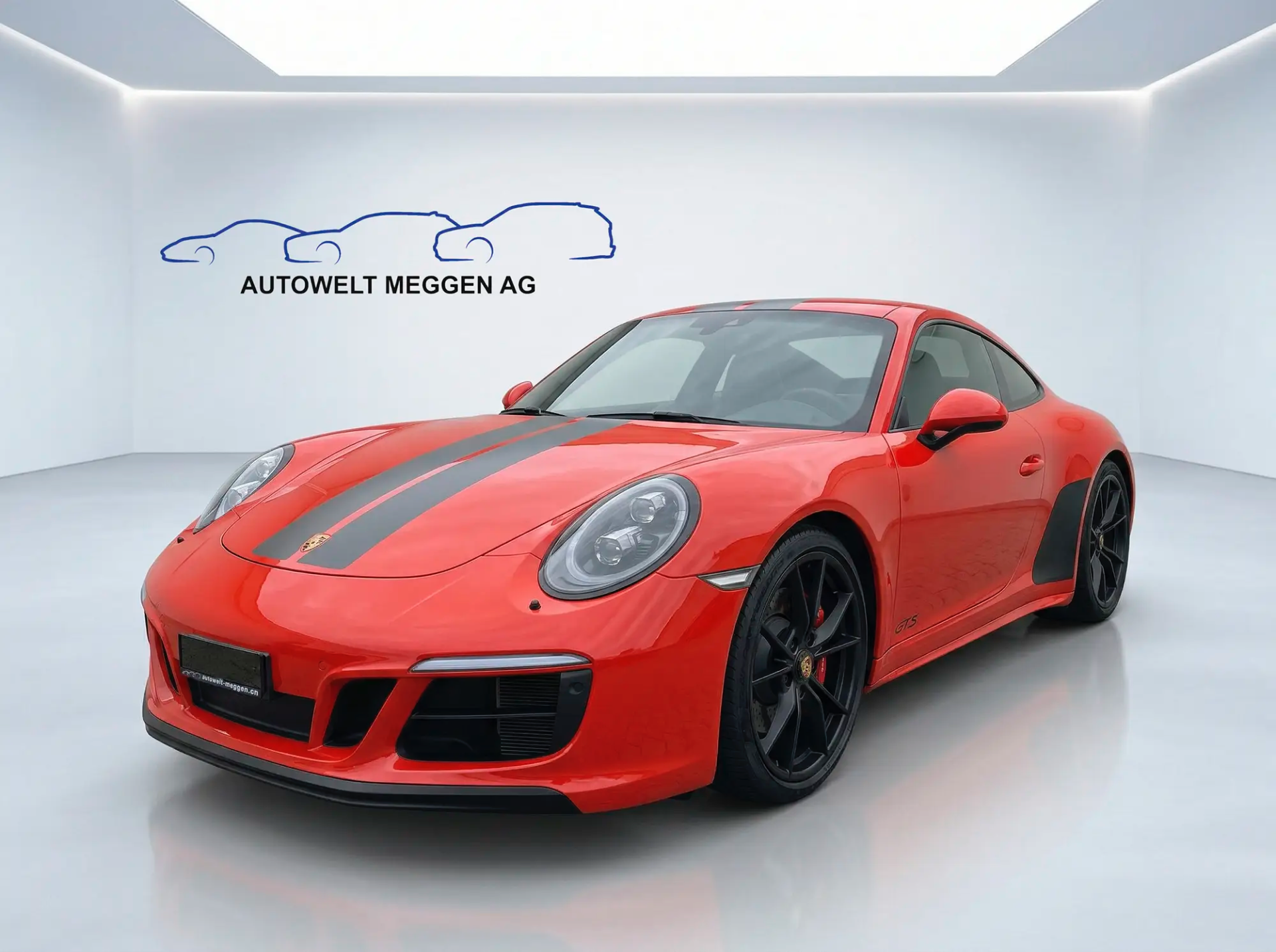 Roter Porsche 911 GTS im Studio für professionelle Automotive Fotografie bei AutoWelt Meggen