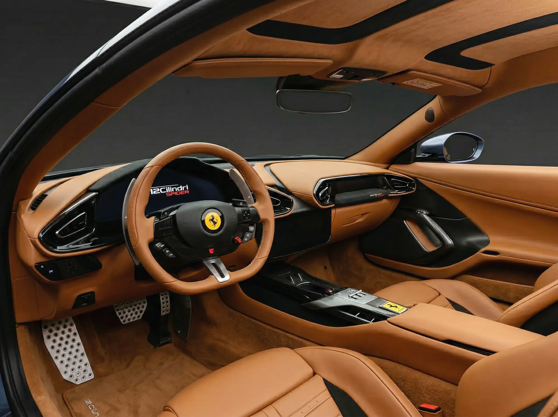 Interieur eines Ferrari 12Cilindri Spider mit brauner Lederausstattung für Automotive Detailfotografie