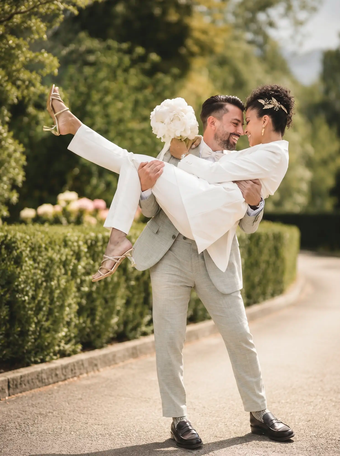 Bild von Sara und Mirco nach ihrer zivilen Hochzeit im Schloss Meggenhorn