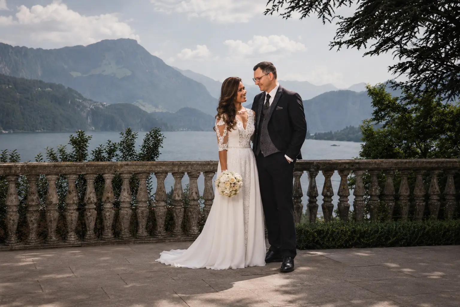 Brautpaar bei der Hochzeit im Schloss Meggenhorn mit Blick auf den Vierwaldstättersee