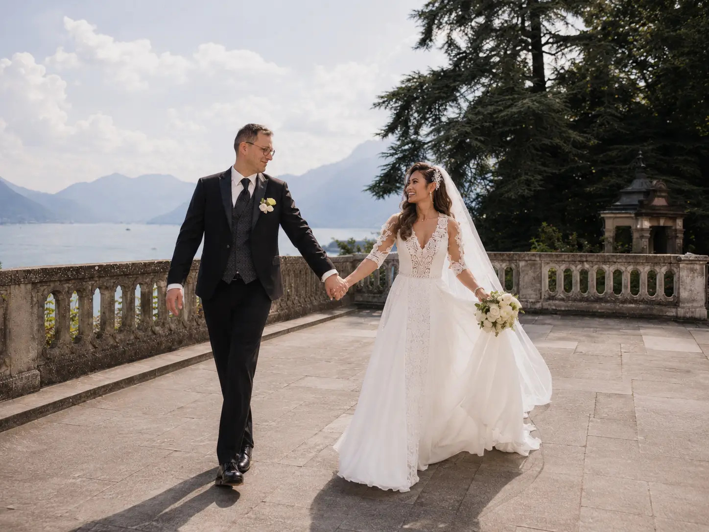 Brautpaar spaziert Hand in Hand auf der Terrasse von Schloss Meggenhorn bei Luzern