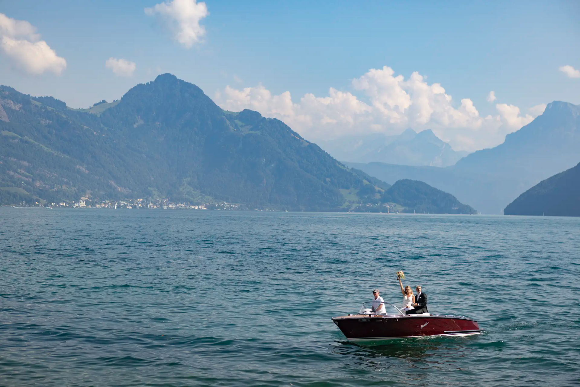 Bootsfahrt des Brautpaares zum Campus Hotel Hertenstein am Vierwaldstättersee