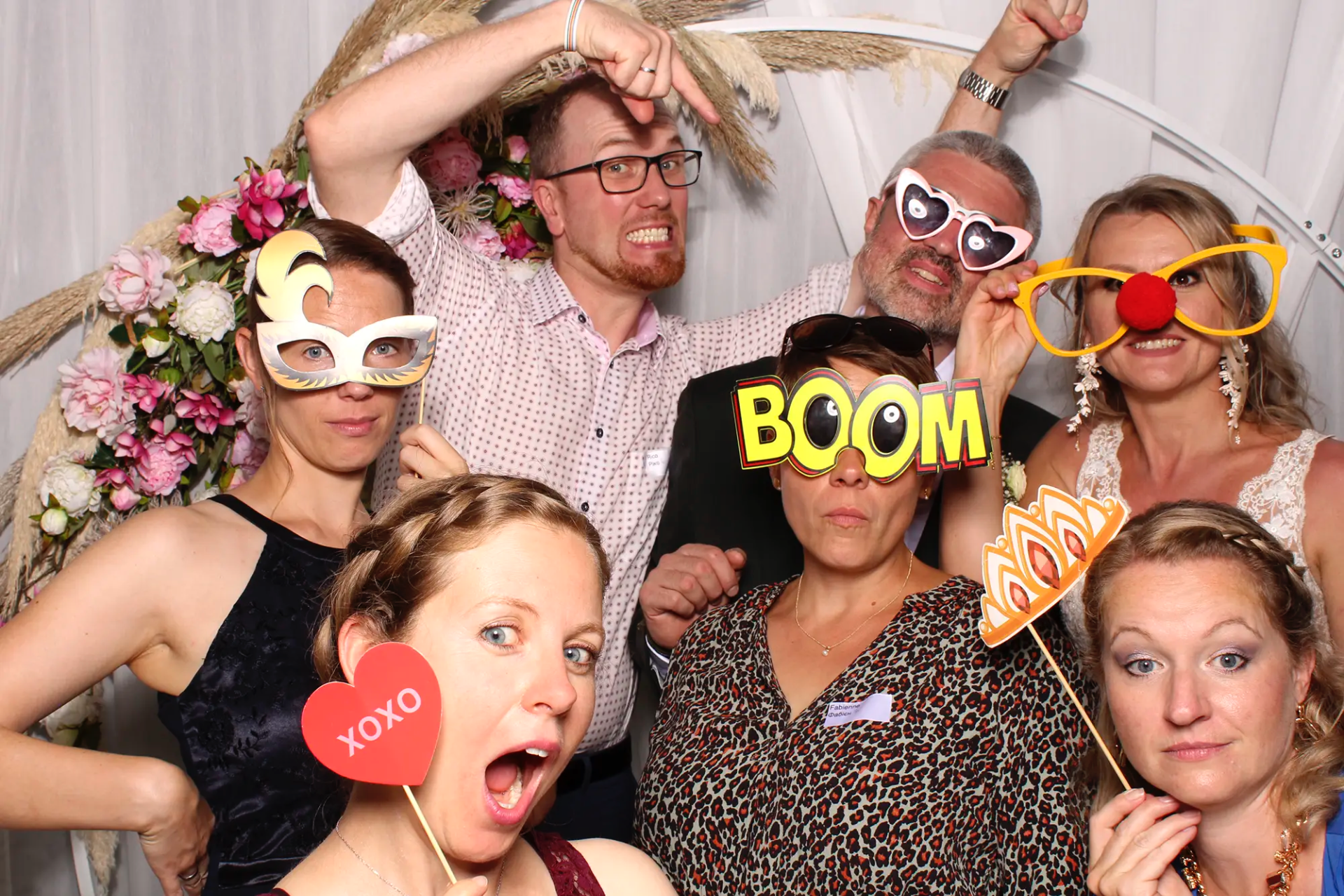 Gäste nutzen die Selfiebox bei der Hochzeit im Campus Hotel Hertenstein
