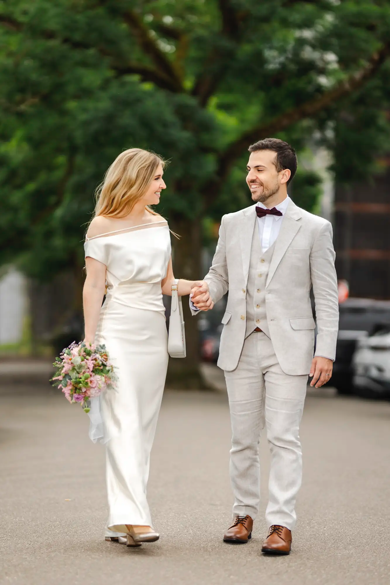 Nadine und Andrew gehen nach ihrer zivilen Trauung im Stadthaus Zürich Hand in Hand.