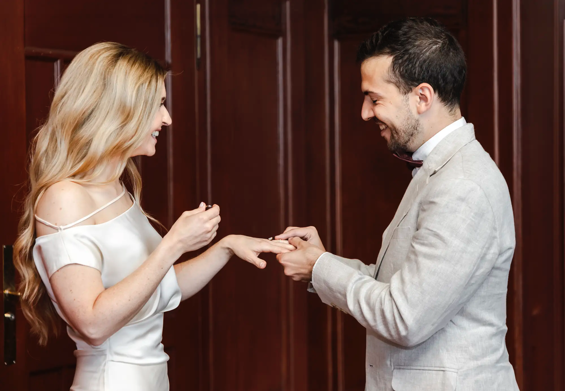 Andrew steckt Nadine während der zivilen Hochzeit im Stadthaus Zürich den Ring an.