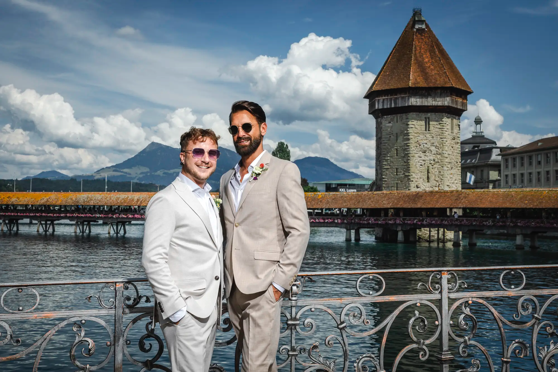 Daniel und Mathias beim Paarporträt an der Reuss mit Kapellbrücke und Wasserturm in Luzern