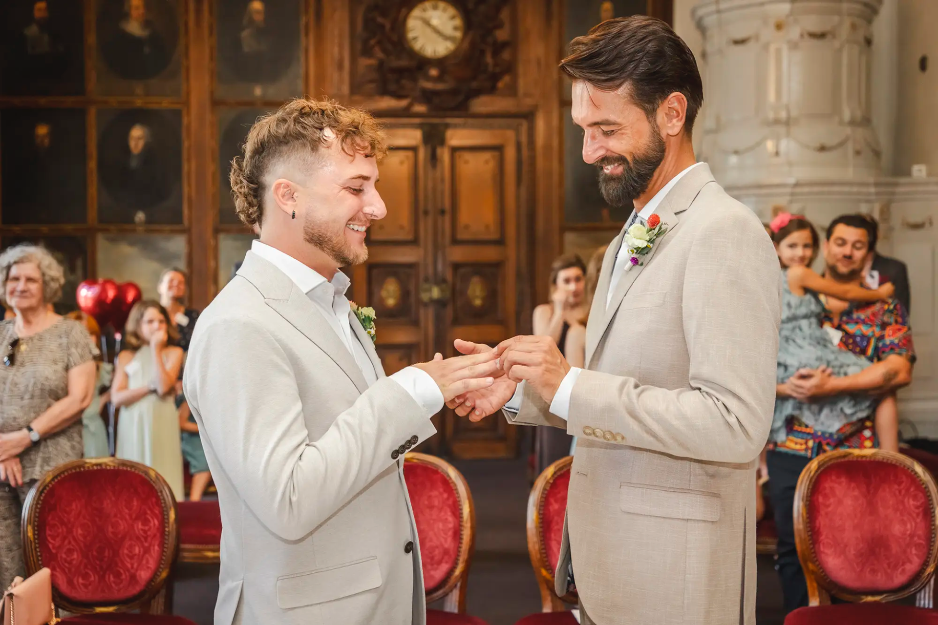 Daniel und Mathias beim Ringtausch während ihrer zivilen Trauung im Rathaus Luzern