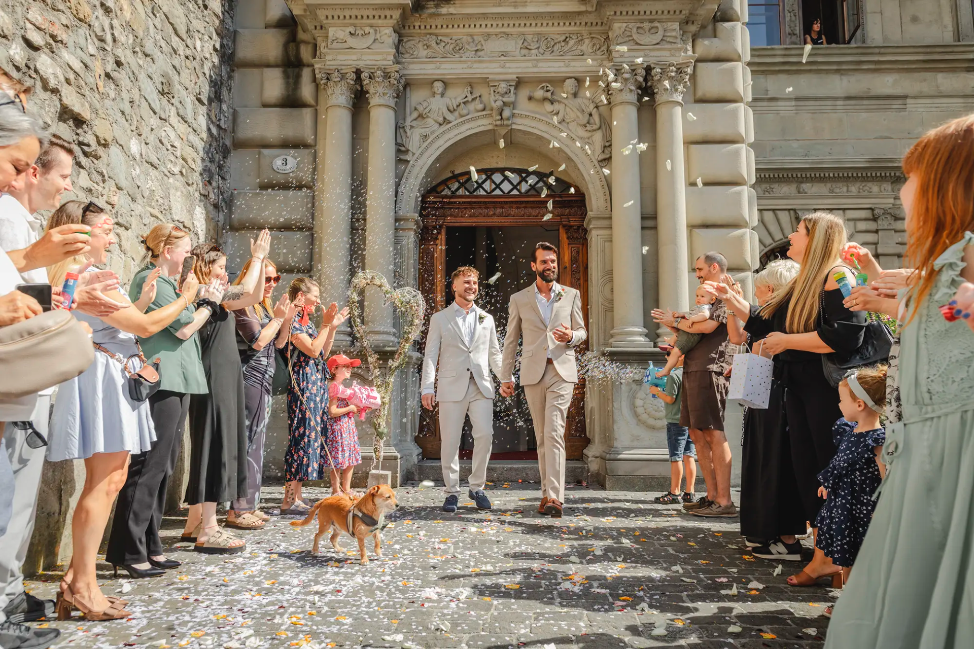 Daniel und Mathias verlassen das Rathaus Luzern und werden von ihren Gästen begrüsst