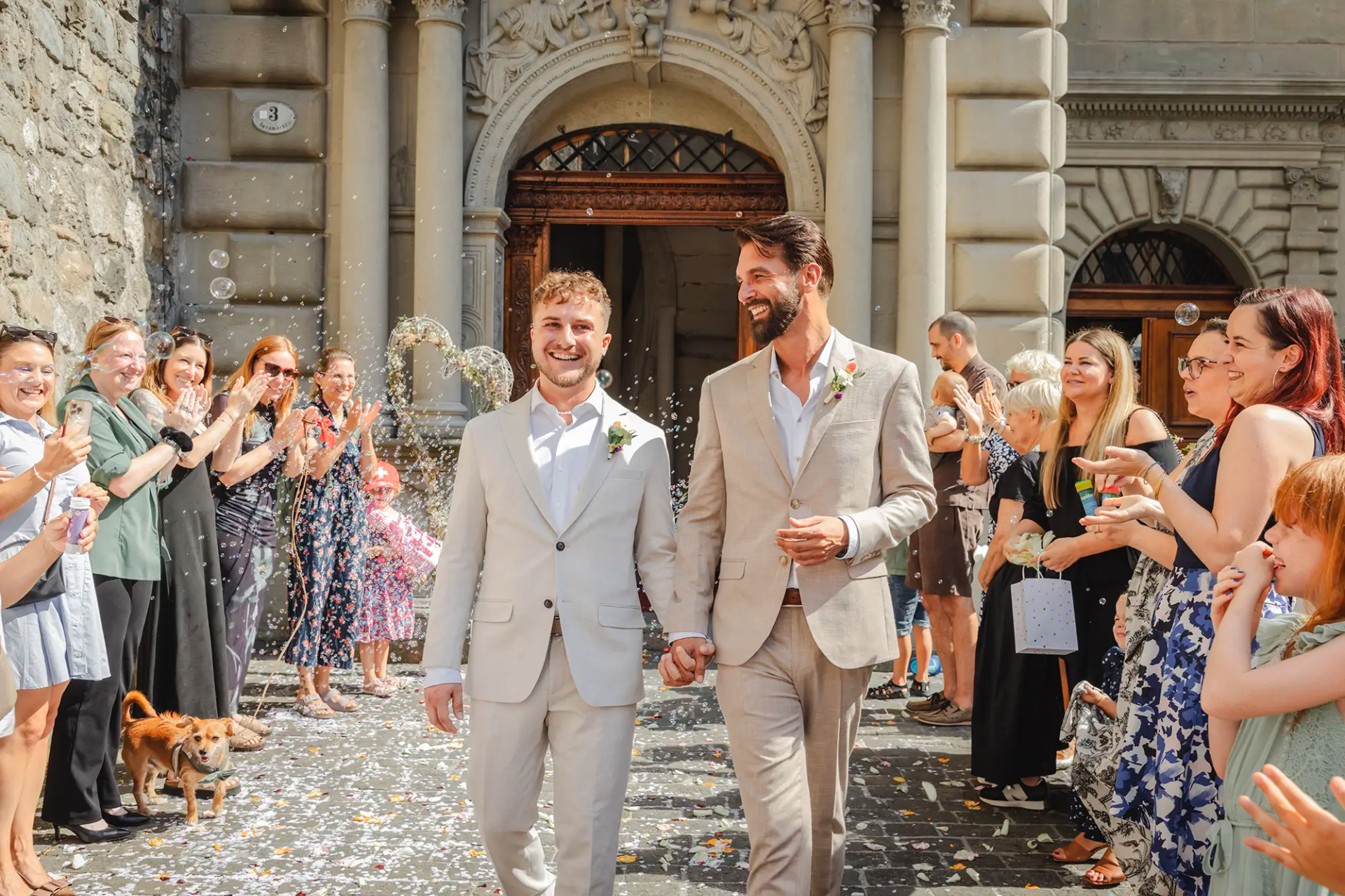 Frisch verheiratetes Paar beim Auszug aus dem Rathaus Luzern mit gratulierenden Gästen