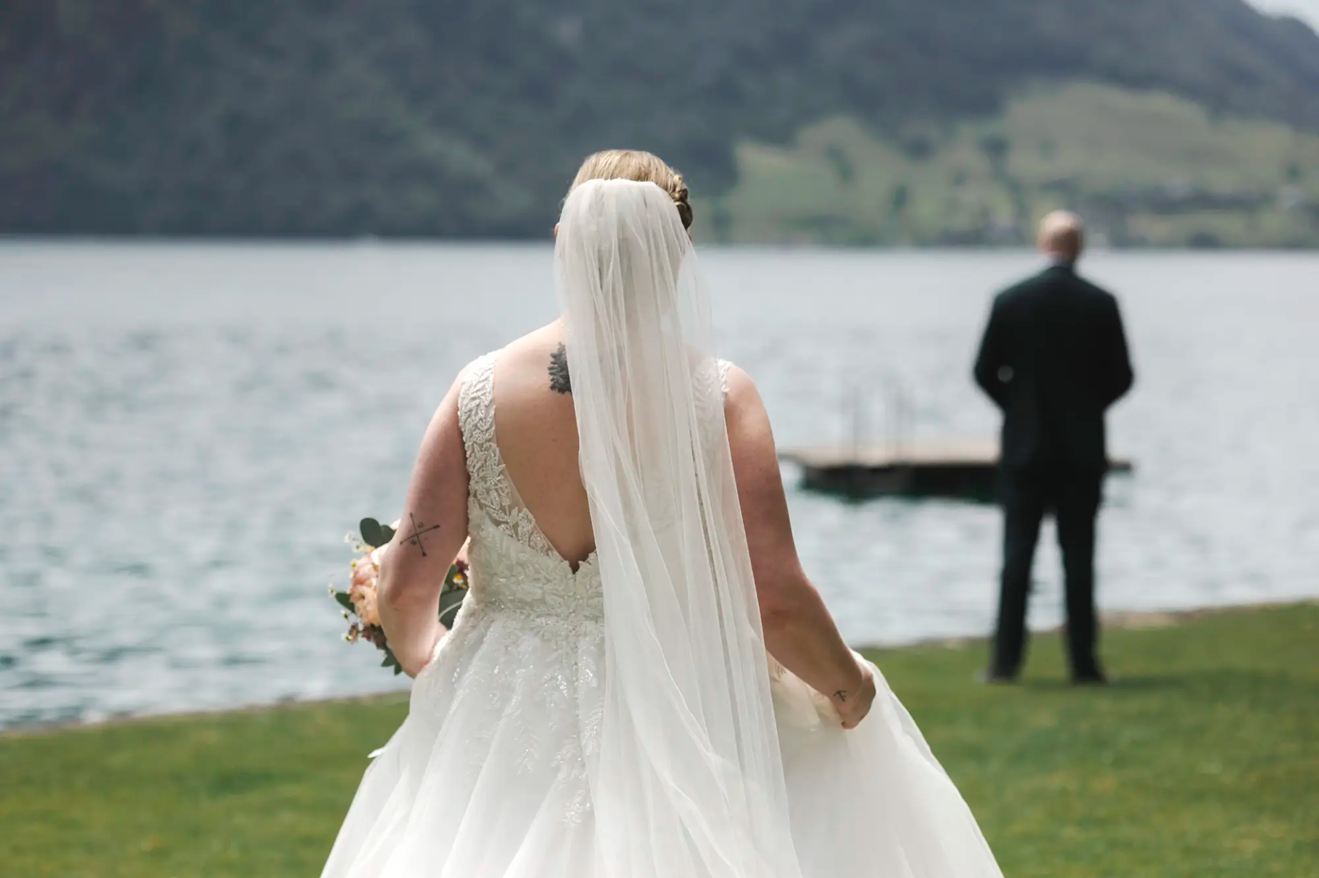 Nadine nähert sich Yannik beim First Look am Vierwaldstättersee