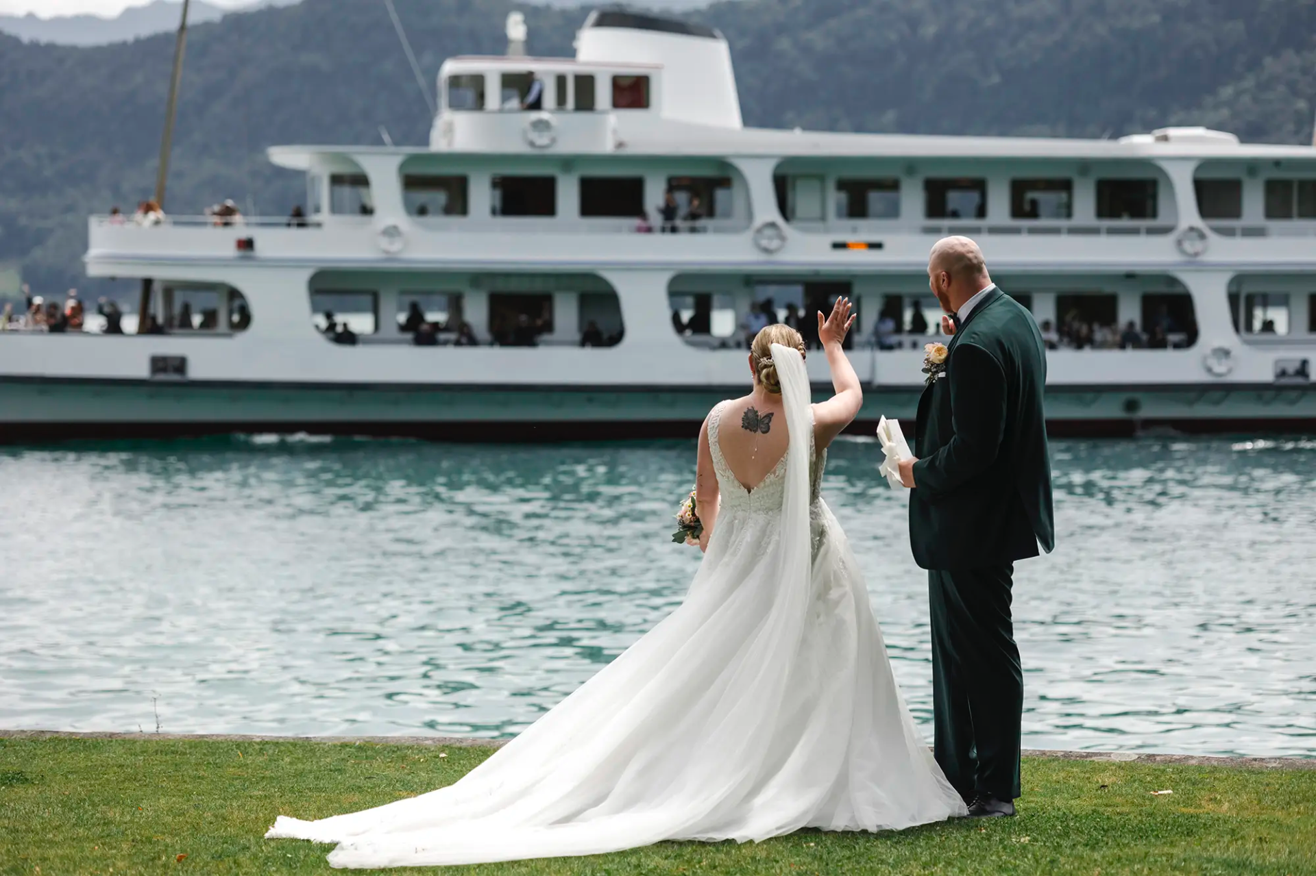 Brautpaar Nadine und Yannik am Vierwaldstättersee bei Hertenstein