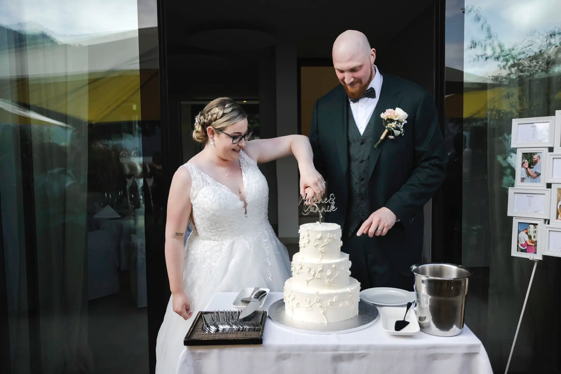 Nadine und Yannik schneiden ihre Hochzeitstorte im Campus Hotel Hertenstein an