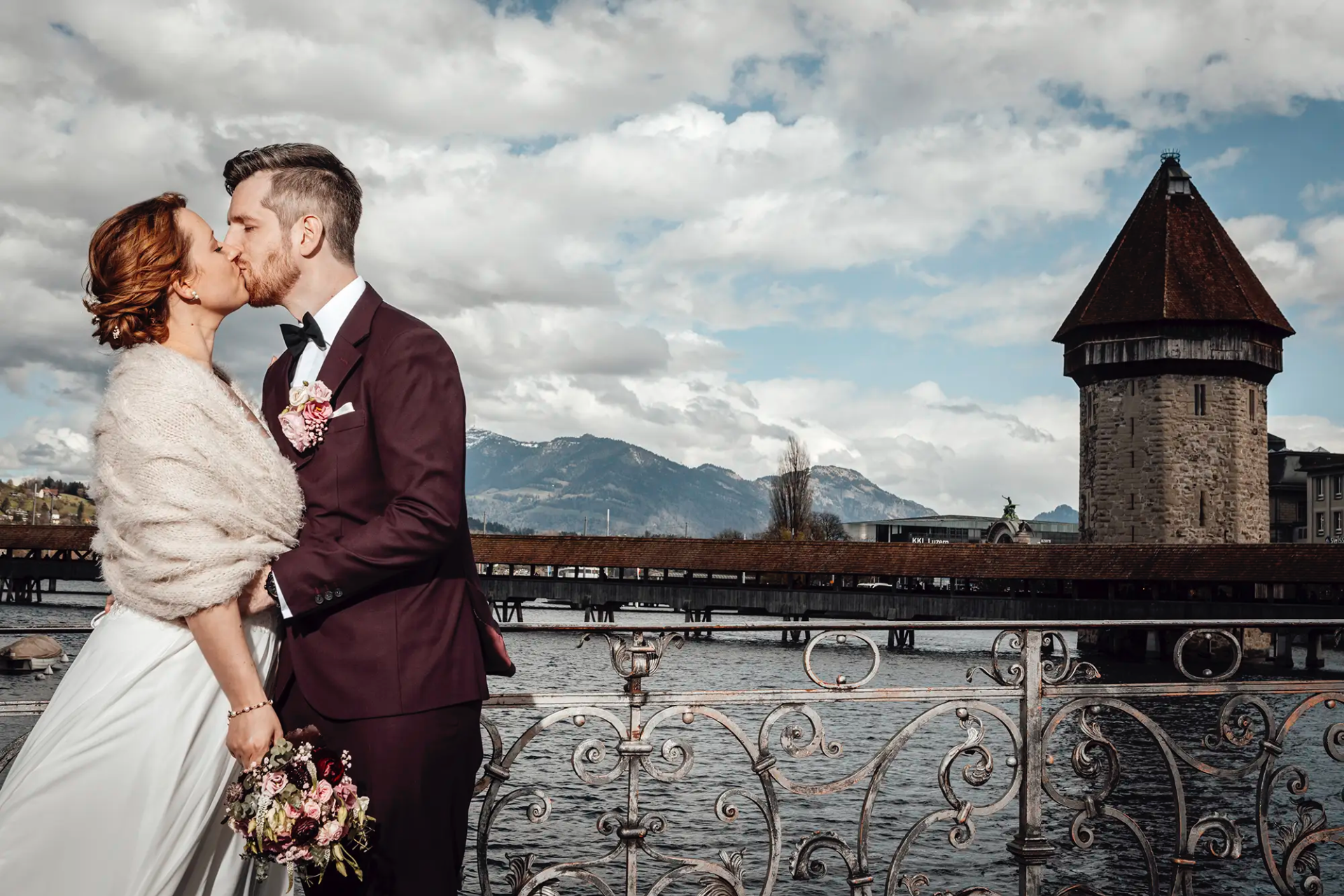 Brautpaar küsst sich nach der zivilen Hochzeit auf der Rathausbrücke in Luzern.