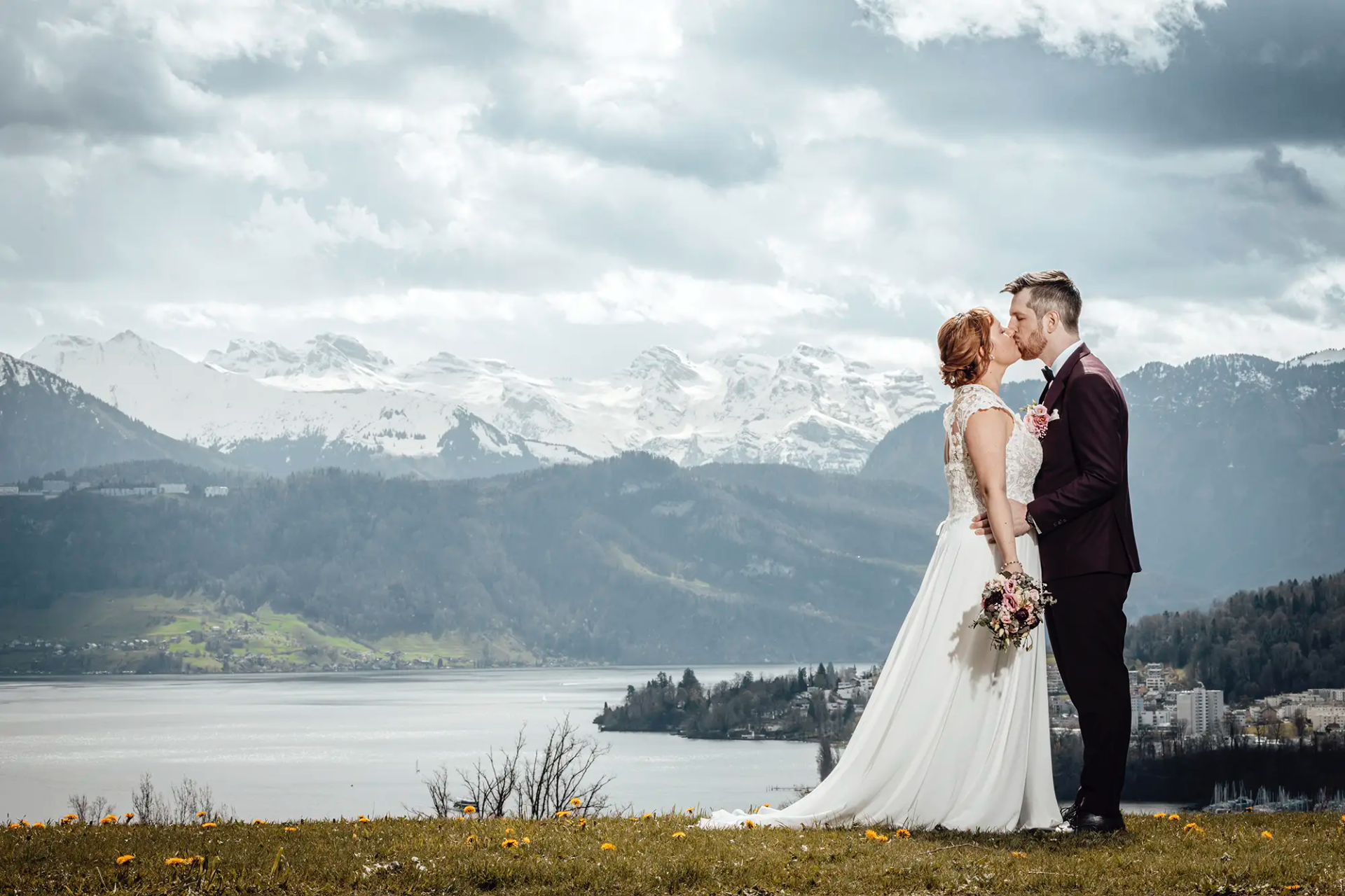 Brautpaar vor Vierwaldstättersee und Bergpanorama beim Fotoshooting in Luzern.