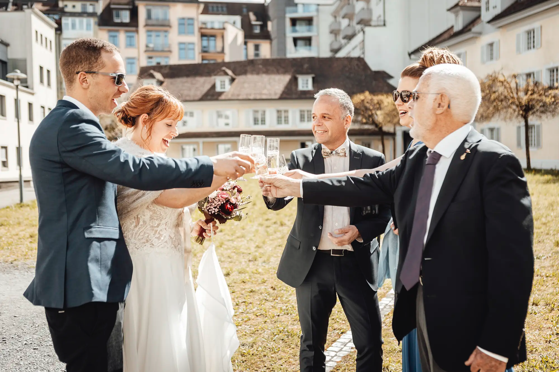 Brautpaar bei den persönlichen Gratulationen nach der zivilen Hochzeit in Luzern.